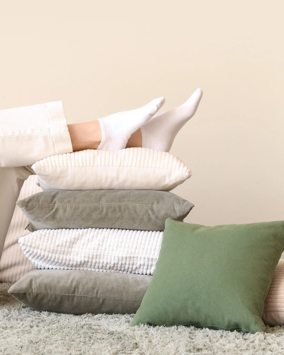 As someone who works with both energy and real-life spaces, I&rsquo;m curious&hellip;

Have you ever feng shui&rsquo;d your home?

&bull; What motivated you &mdash; or

 &bull; What stopped you?

Your answers help guide what I share next ✨

 Drop you