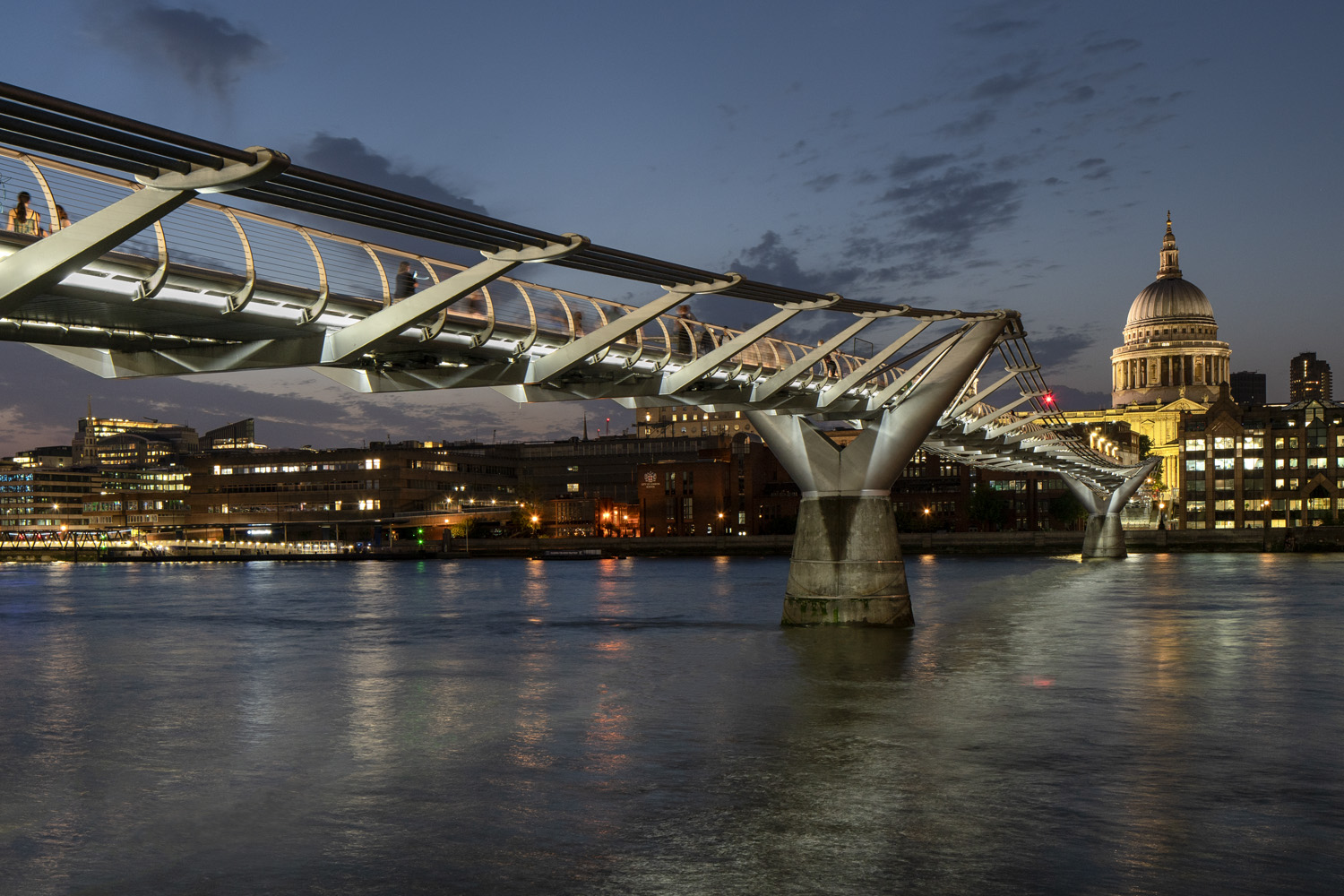 London's Bridges - Leo Villreal