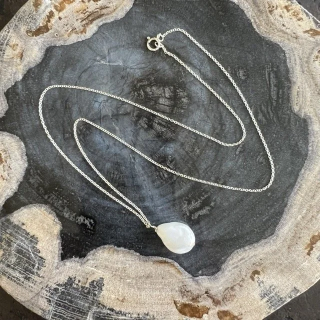 White Freeform Pearl Silver Mini Pendant Necklace