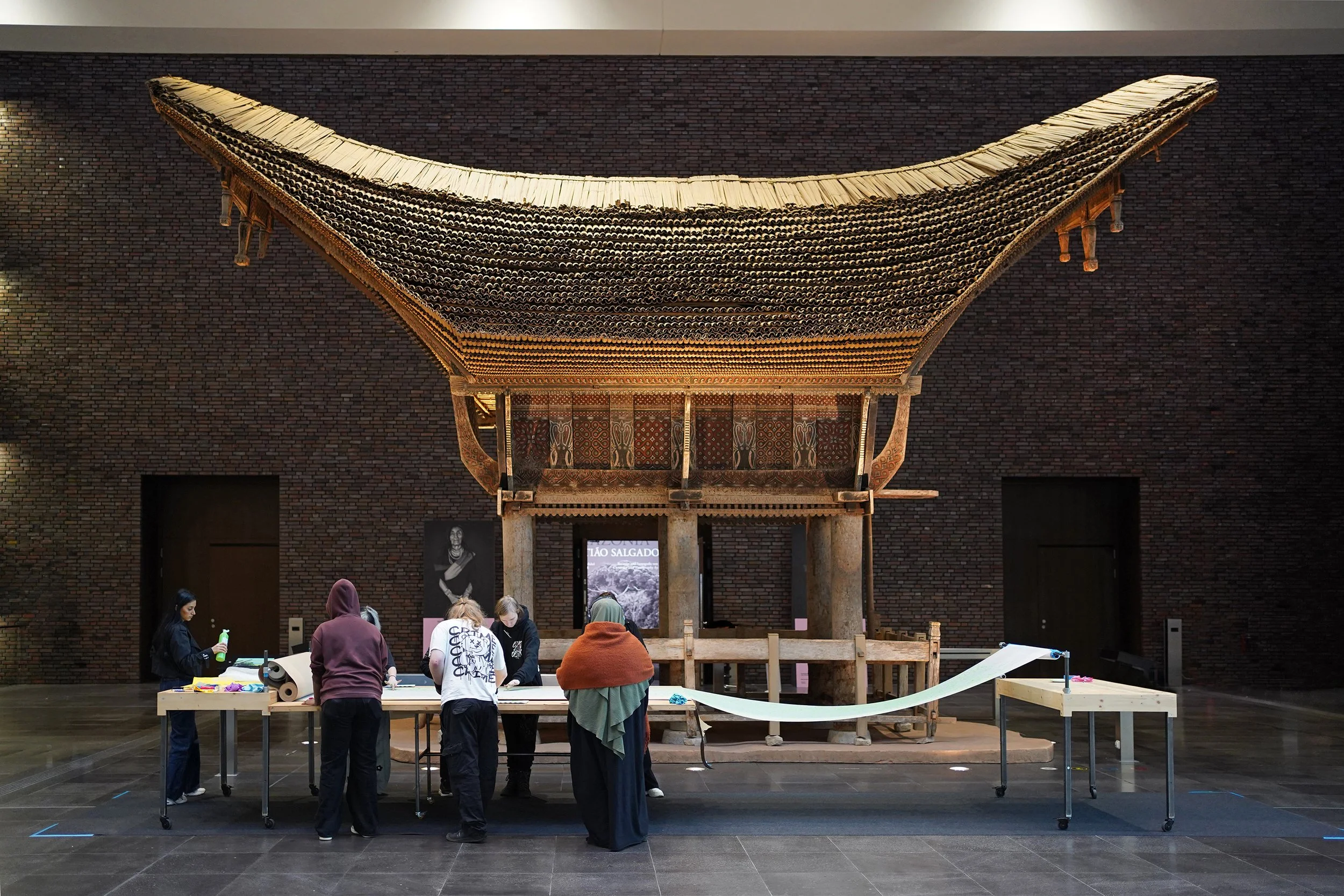 Ein Daumen- ein Fußballfeld