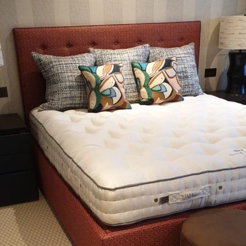 Buttoned headboard and upholstered bed 