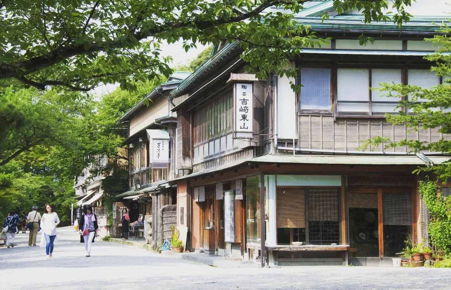 Traditionelle japanische H&auml;user in Kanazawa direkt neben dem Kenrokuen Garten |
Traditional japanese houses in Kanazawa, close to the Kenrokuen garden.

Kanazawa wird bei einem ersten Besuch von Japan oft &uuml;bersehen. Doch die K&uuml;stenstad