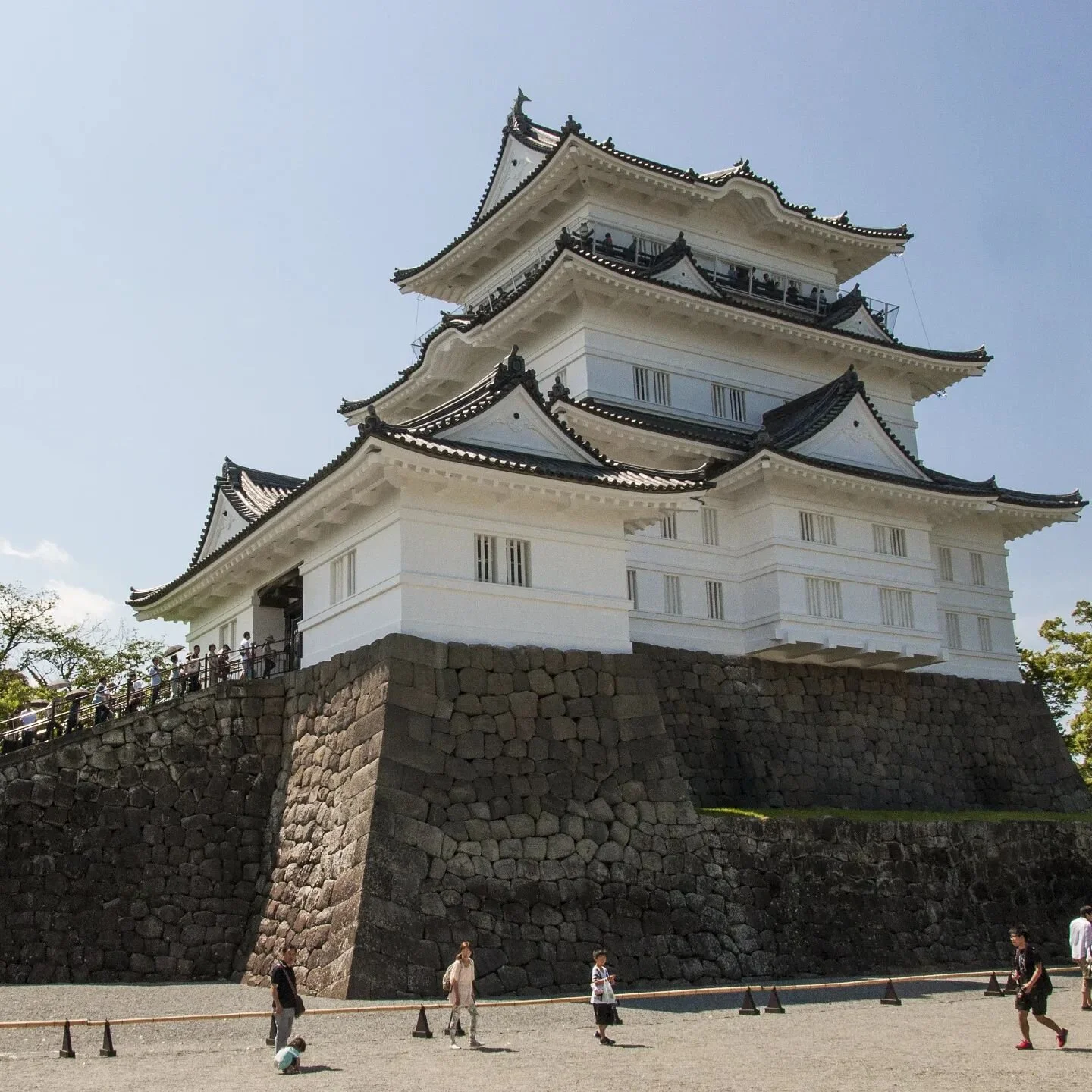 Das Schloss von Odawara - Odawara Castle

Auf dem Weg von Tokyo nach Hakone, lohnt es sich beim umsteigen in Odawara sein Gep&auml;ck in einem Schliessfach am Bahnhof einzuschliessen und das wundersch&ouml;ne Schloss zu Besuchen.

On the way from Tok