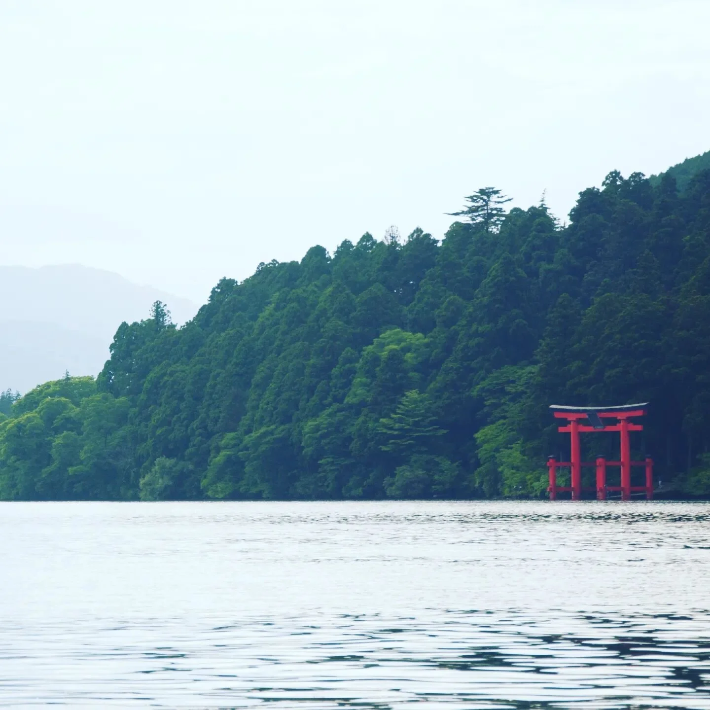 Hakone - der Naherholungsort von Tokyo. Mit seinem wundersch&ouml;nen Ashinoko See, dem Tori, welches den im Wald versteckten Hakone Schrein verr&auml;t und dem alten Checkpoints einer historisch wichtigen Handelsstrasse zwischen Tokyo und Kyoto alle