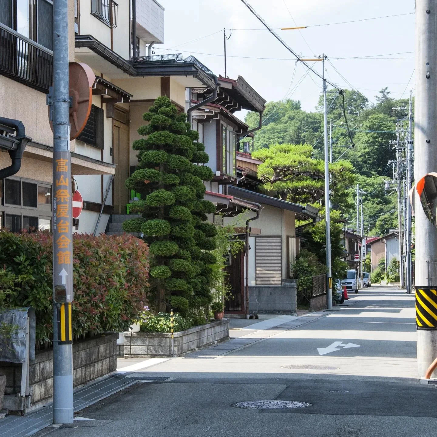 Eine Strasse in Takayama - einfach &auml;sthetisch!

A random street in Takayama - and still just breath taking!

Takayama ist eine Stadt mitten in den japanischen Alpen, voll von Tempeln und alten Strasse.

Takayama is a city lying deep within the j