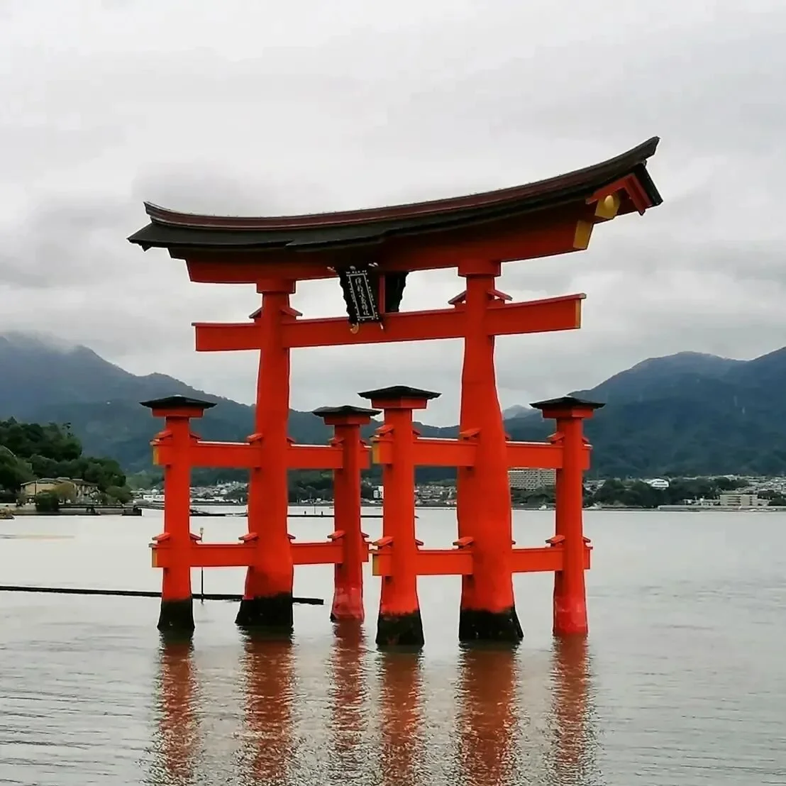 Miyajima - das ber&uuml;hmte Torii. Bei Ebbe kann man bis zu seinem Fuss laufen, bei Flut schwimmt es majest&auml;tisch im Meer.

Miyajima - the famous Torii. At low tide you can walk to its foot, at high tide it floats majestically in the sea.