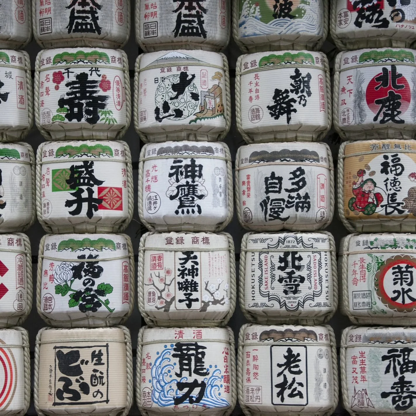 Sakef&auml;sser am Meiji-Jingu Schrein, im Herzen von Tokyo.

Sake barrels at Meiji-Jingu Shrine, in the heart of Tokyo. 

 #tokyo #tokyoinspo #japaninstagram #japaninspo #japan #japanadventures #japannature #japantravel #nippon #meijijingu #meijishr