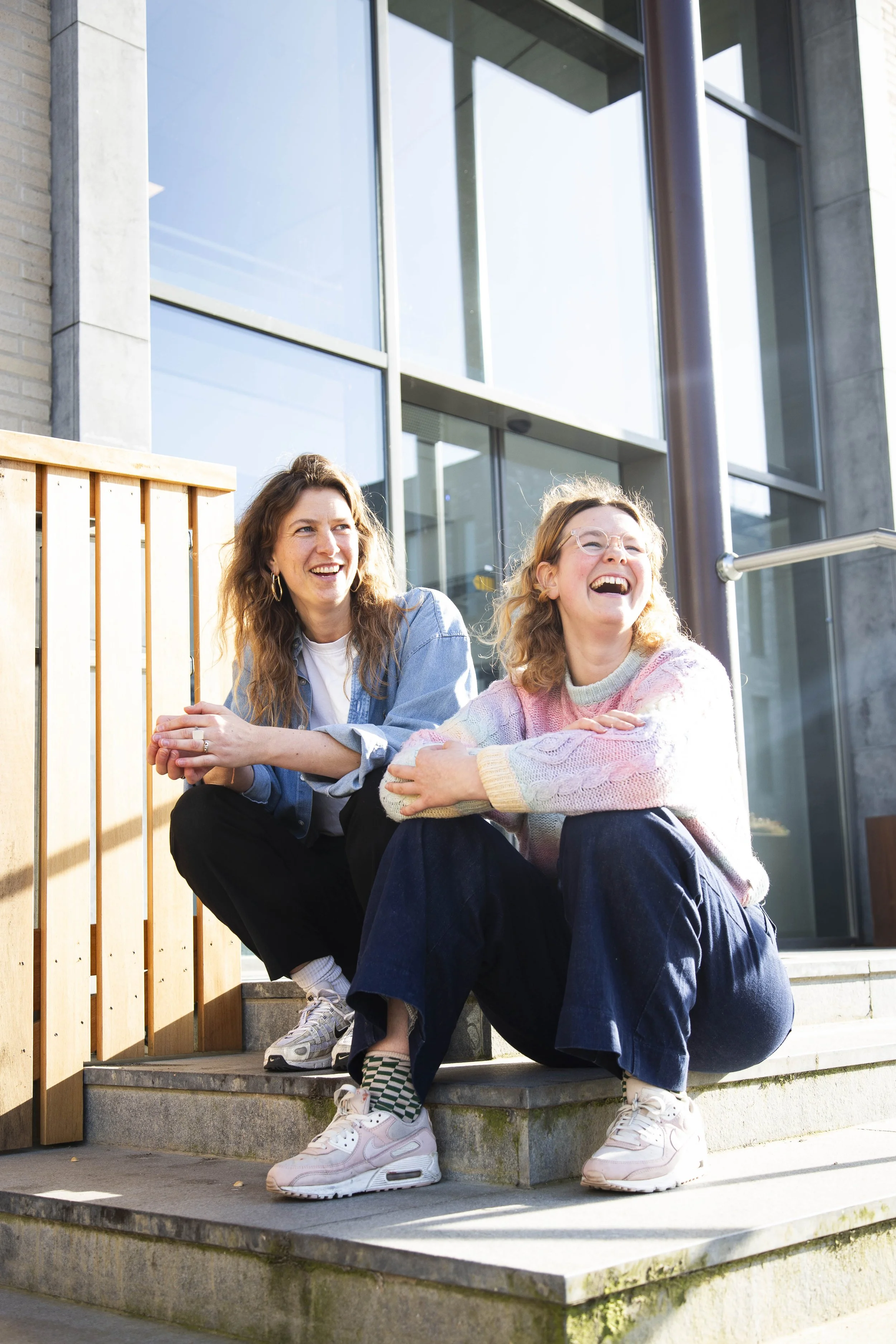 twee vrouwen van Kollectief Thuis zitten op de stoep
