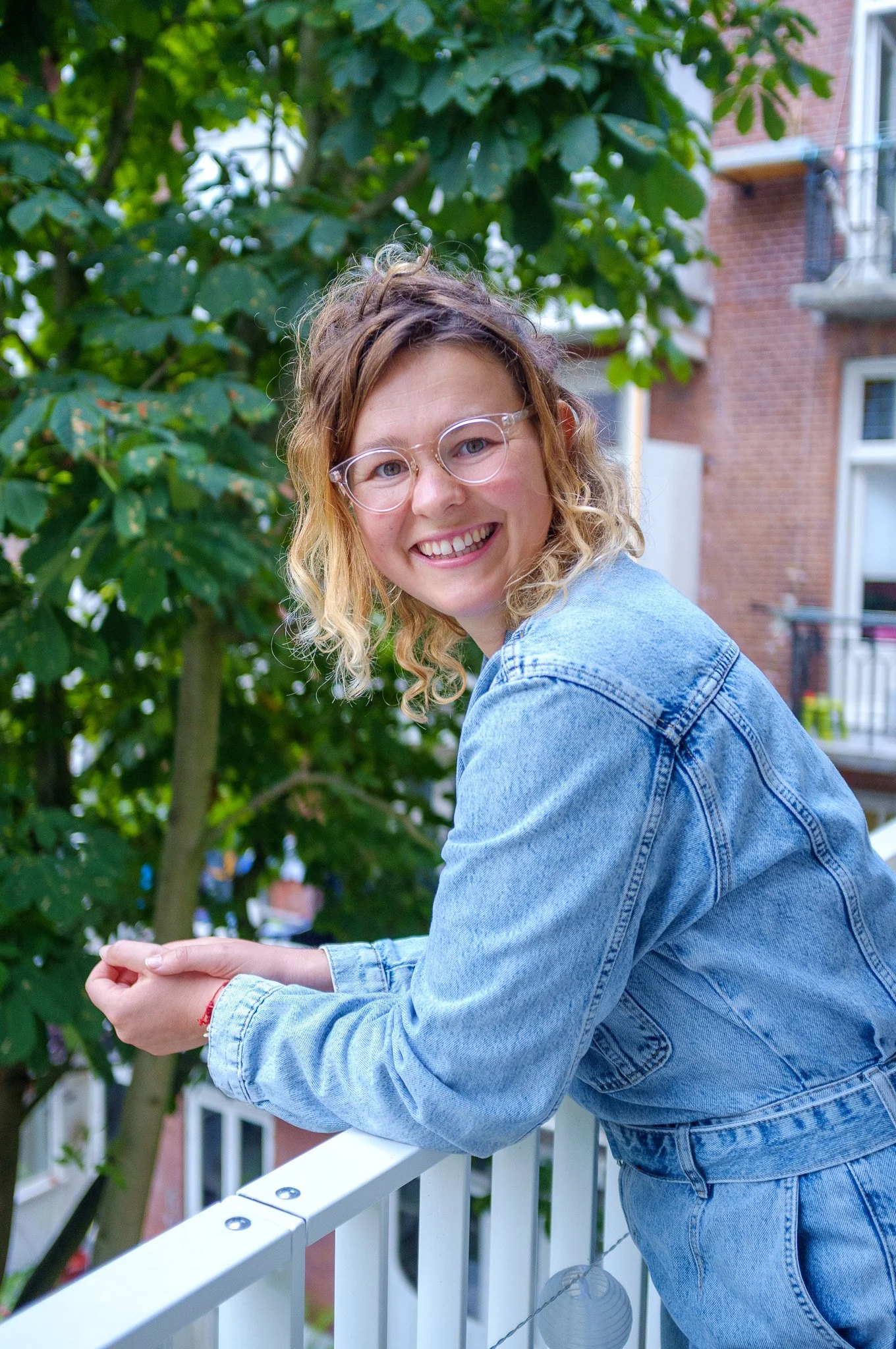 Fleur Leferink van Kollectief Thuis op een balkon