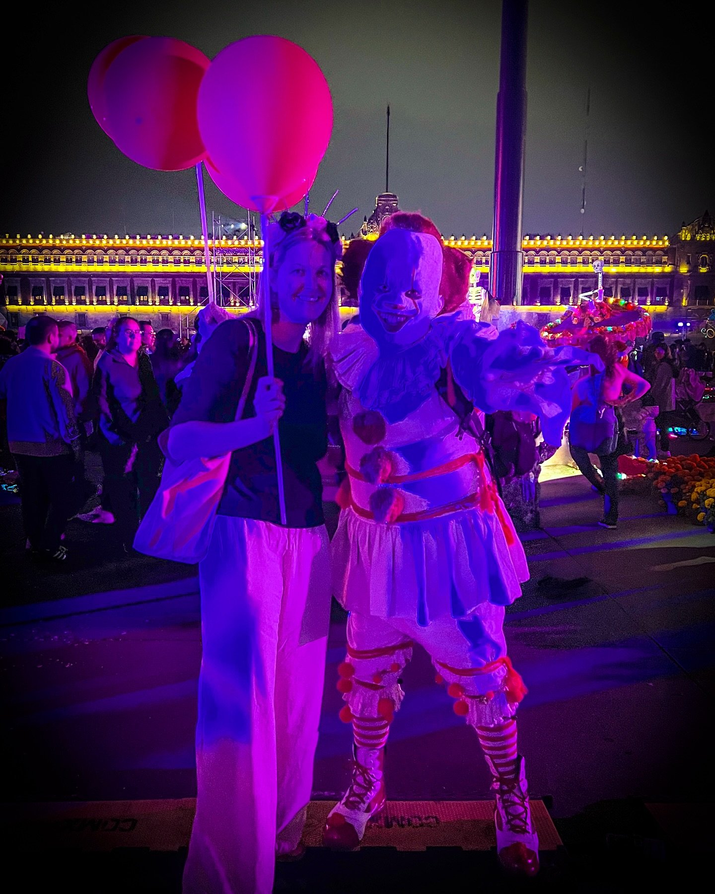 🎃 Happy Halloween from CDMX! 👻 

Pennywise and I are wishing you all treats and no tricks this Halloween! 👻 🎃

#happyhalloween🎃 #halloweencdmx #pennywise🎈