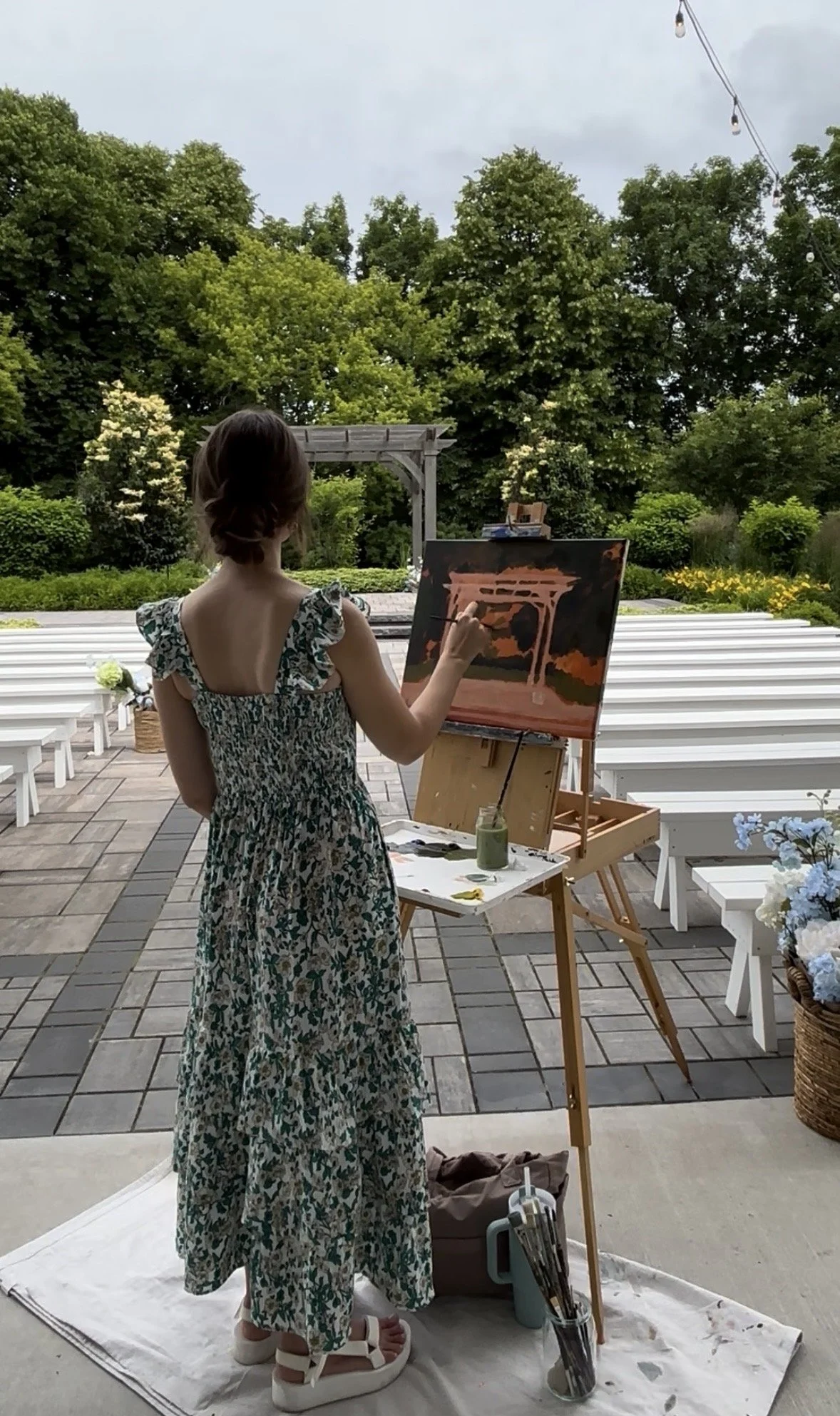 Beginning by painting the background before the ceremony