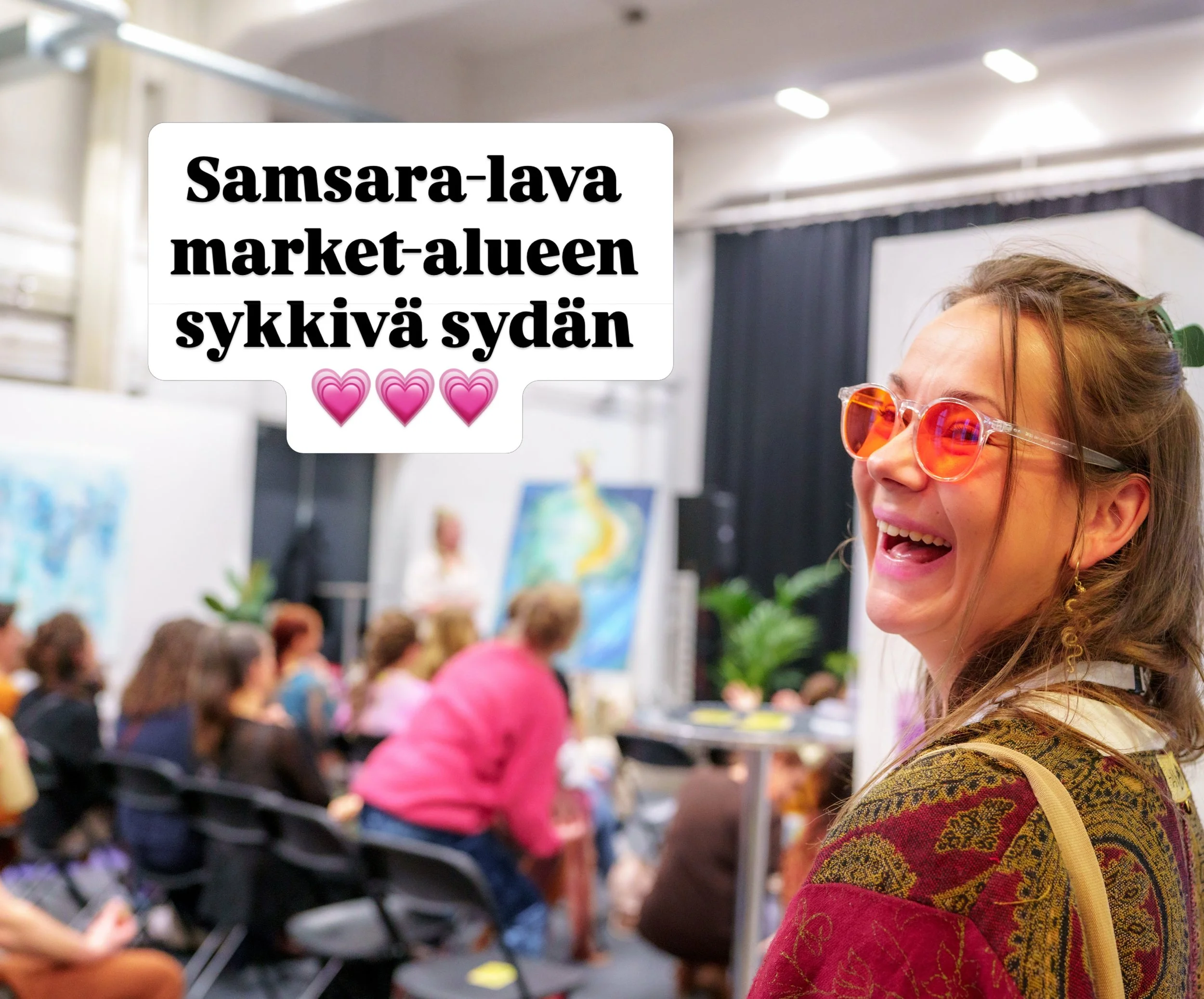Market-alueella sykkii Samsara-lava.💗💗💗

Se on Joogafestarien el&auml;v&auml; kohtaamispaikka Merikaapelihallissa. 

T&auml;&auml;ll&auml; keskustellaan, kohdataan ja nauretaan sek&auml; tutustutaan muihin festarik&auml;vij&ouml;ihin. Lavalla p&au