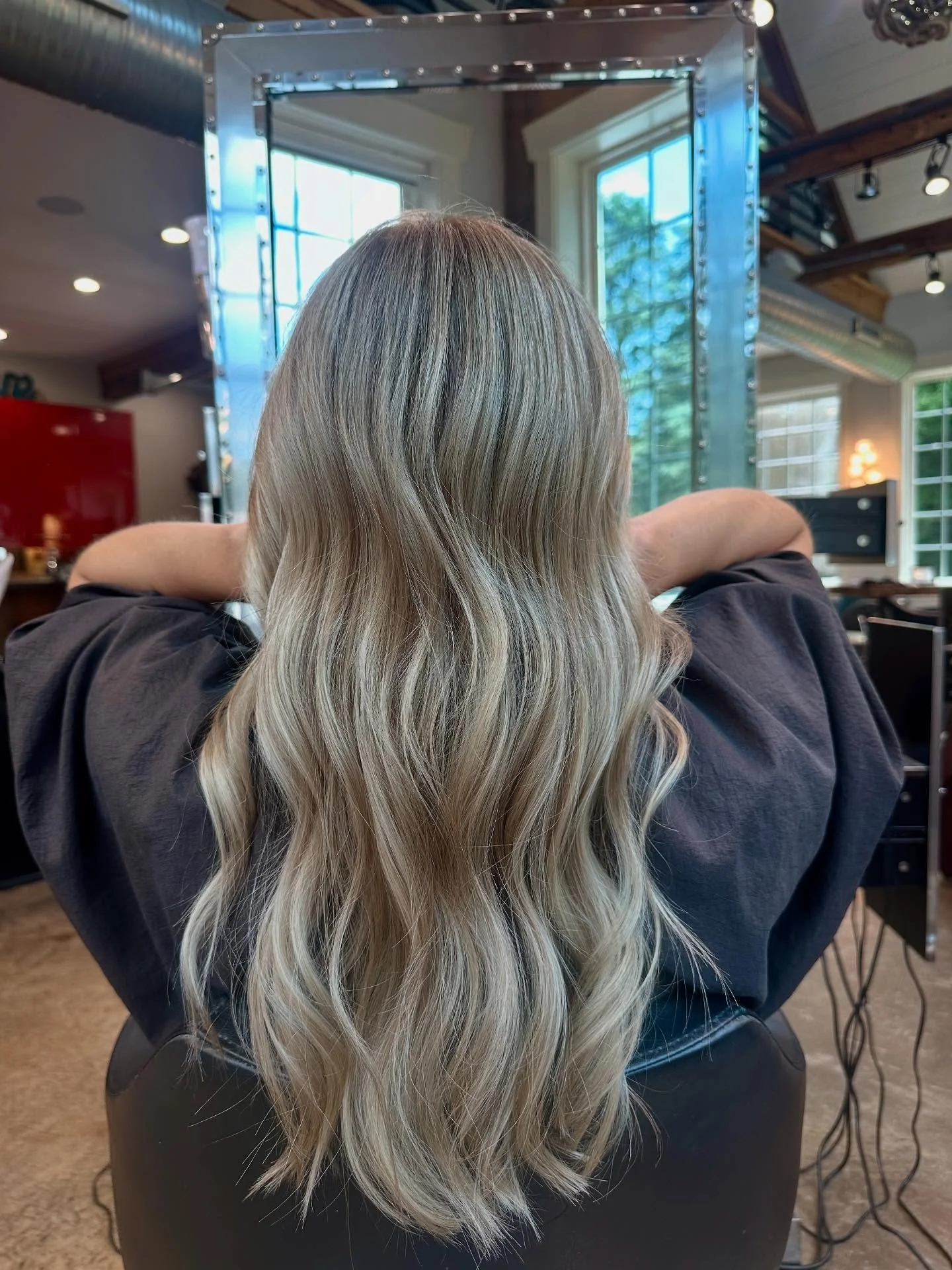 Happy August! Calling all Teachers and Students, you will receive 15% off your service when you mention this post August 19th - August 30th! Book your back to school looks🍎📝🚌