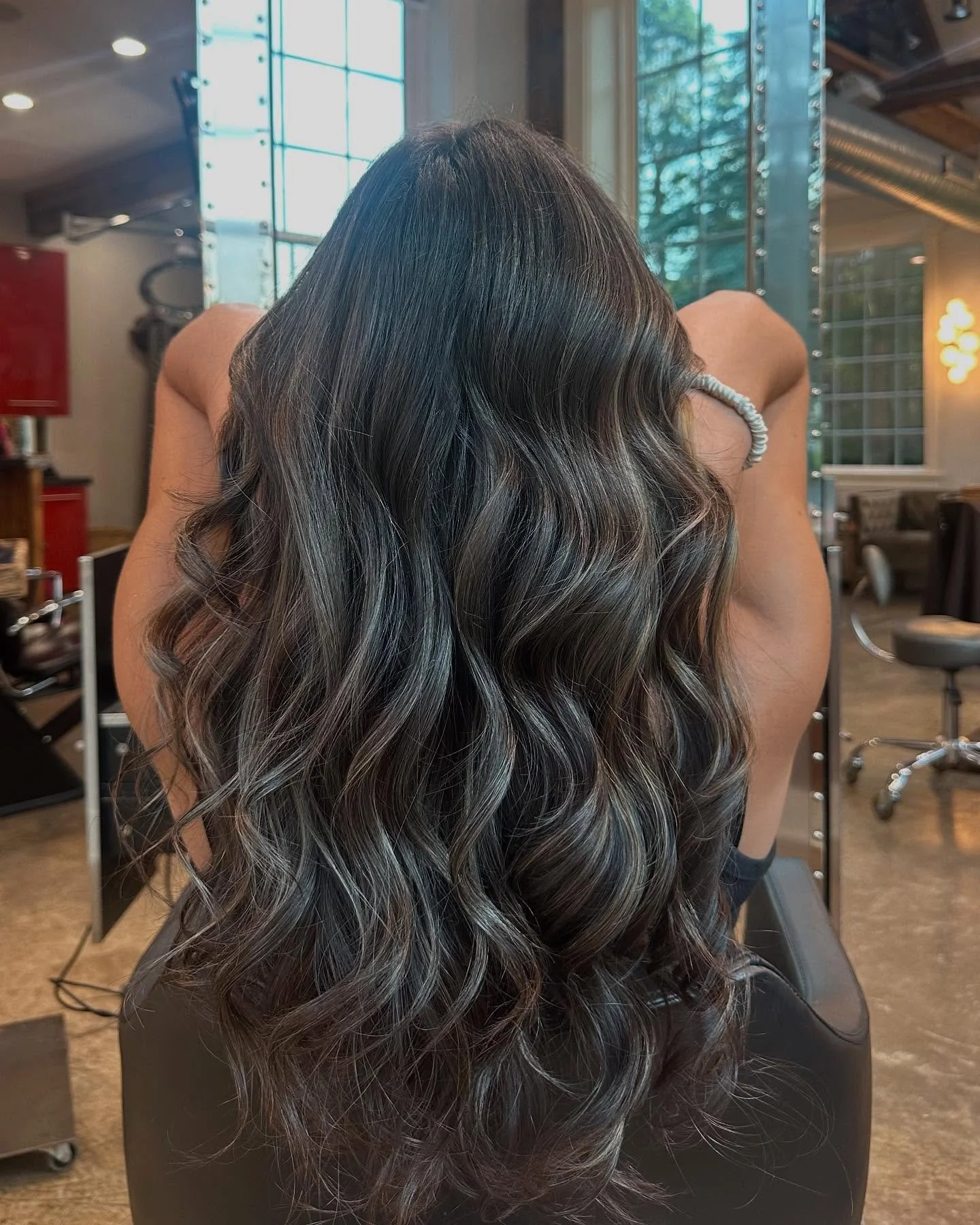 Caramel macchiato anyone? 🤎

Beautiful teasy lights done by our senior stylist @hairbyerin917 

Redken Shades Eq: 8N, 7V, 7P