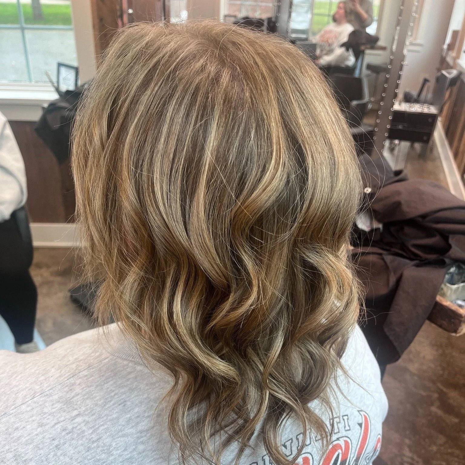 Who says you need to go darker in the winter?

Beautiful work done by one of our senior stylist, Erin!!
Book your appointments now🥰