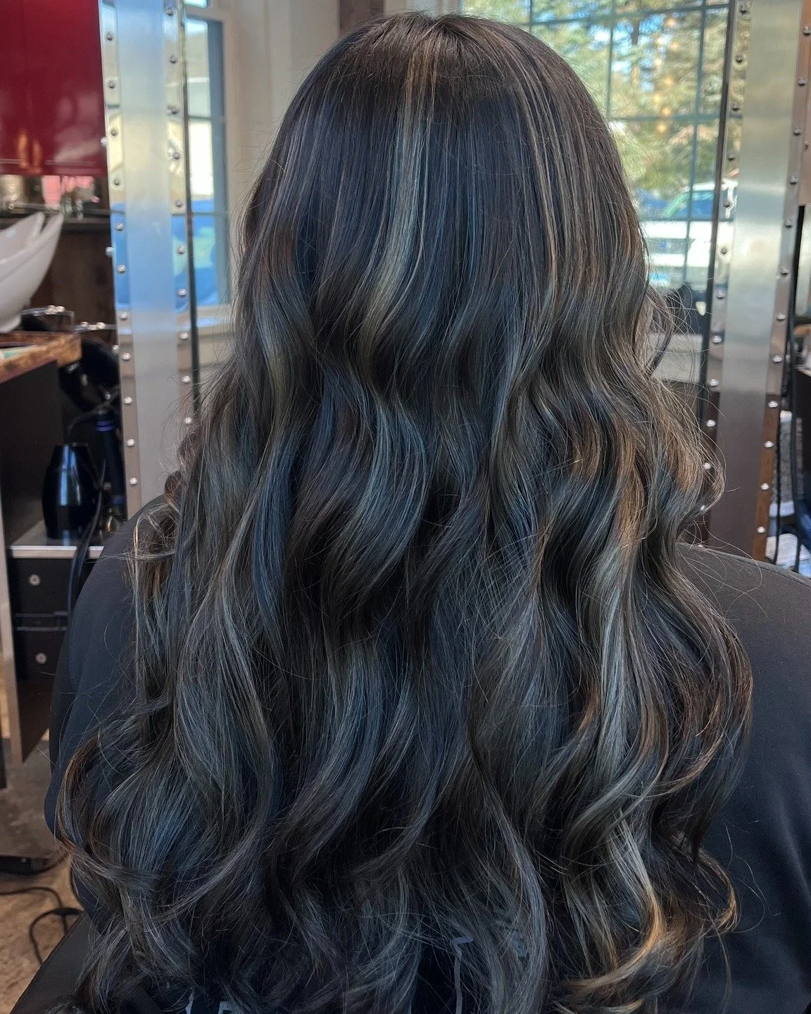 Something in the air is telling you to come to Pure Platinum to get your hair done 💨

A beautiful teasy light done by one of our senior stylists, @hairbyerin917 !!

 #hair #haircare #HairTransformation #hairgoals #oxfordct #oxfordctmoms #oxfordcthai