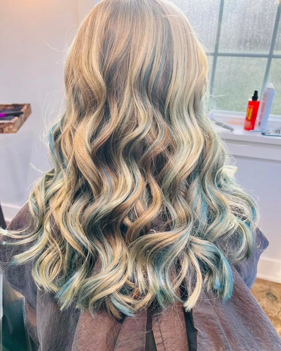 Giving mermaid vibes 🧜🏻&zwj;♀️
.
.
. Done by our senior stylist Erin 

#oxfordcthairsalon #oxfordctmoms 
#highlights #haircolour #foil #hairstyles #full #hair #hairtransformation #fullfoilhighlights #fullfoilhighlight #hairstylist #haircolor #hairs