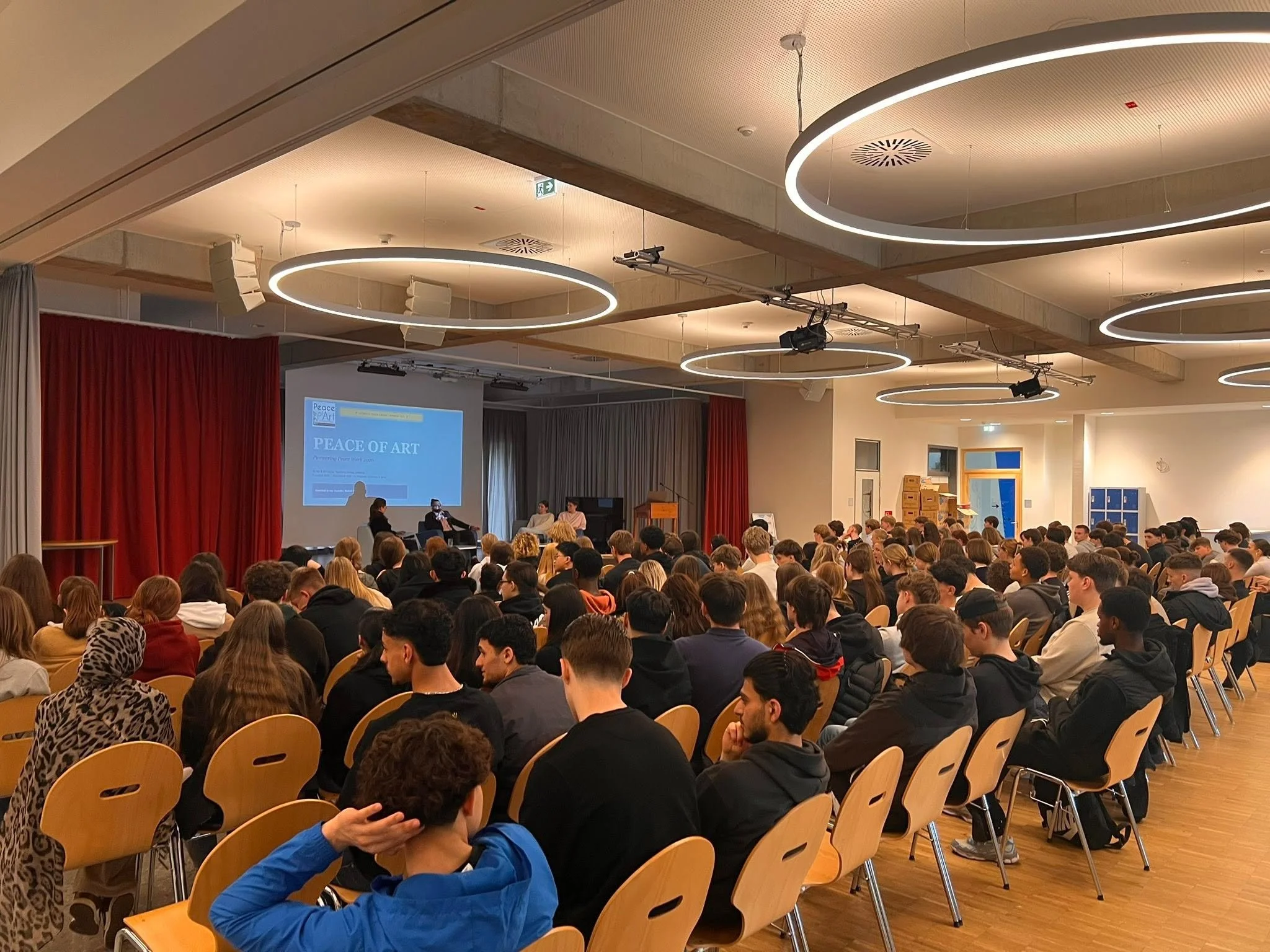 Mahdi Yahya im Dialog mit Schülerinnen und Schülern in Bremen