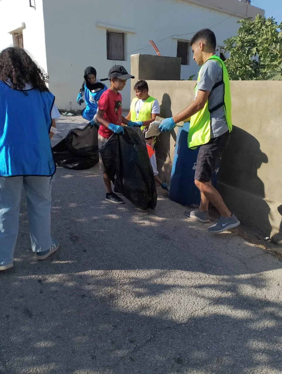 Volunteers cleaning Jdeideh Street