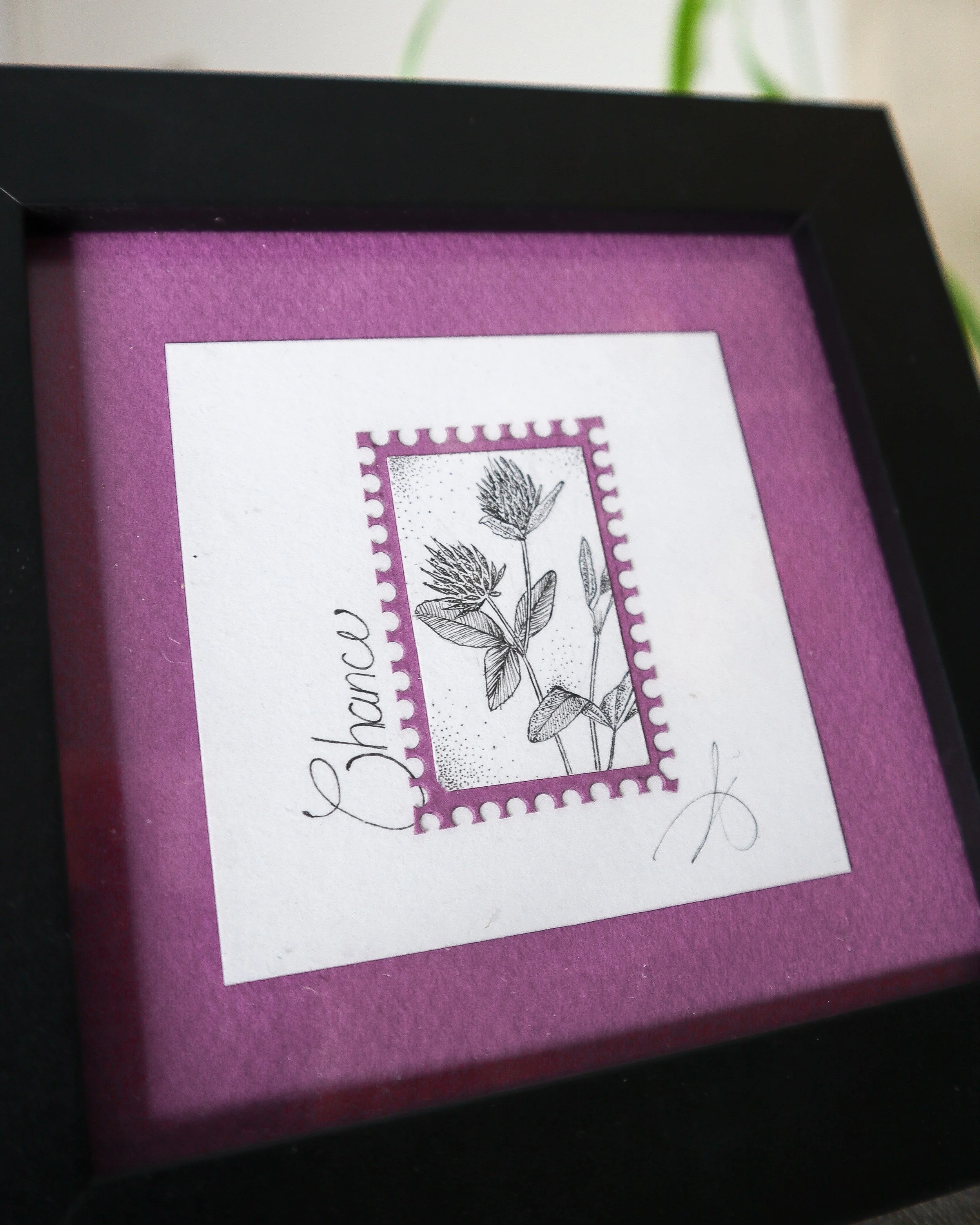 Timbre floral fleur de trèfle en pointillisme sous cadre MDF noir 10x10 cm