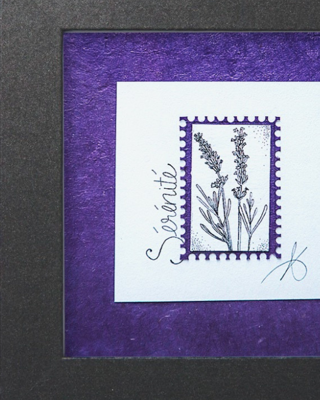 Timbre floral Lavande sérénité en pointillisme au feutre noir – œuvre originale 10×10 cm