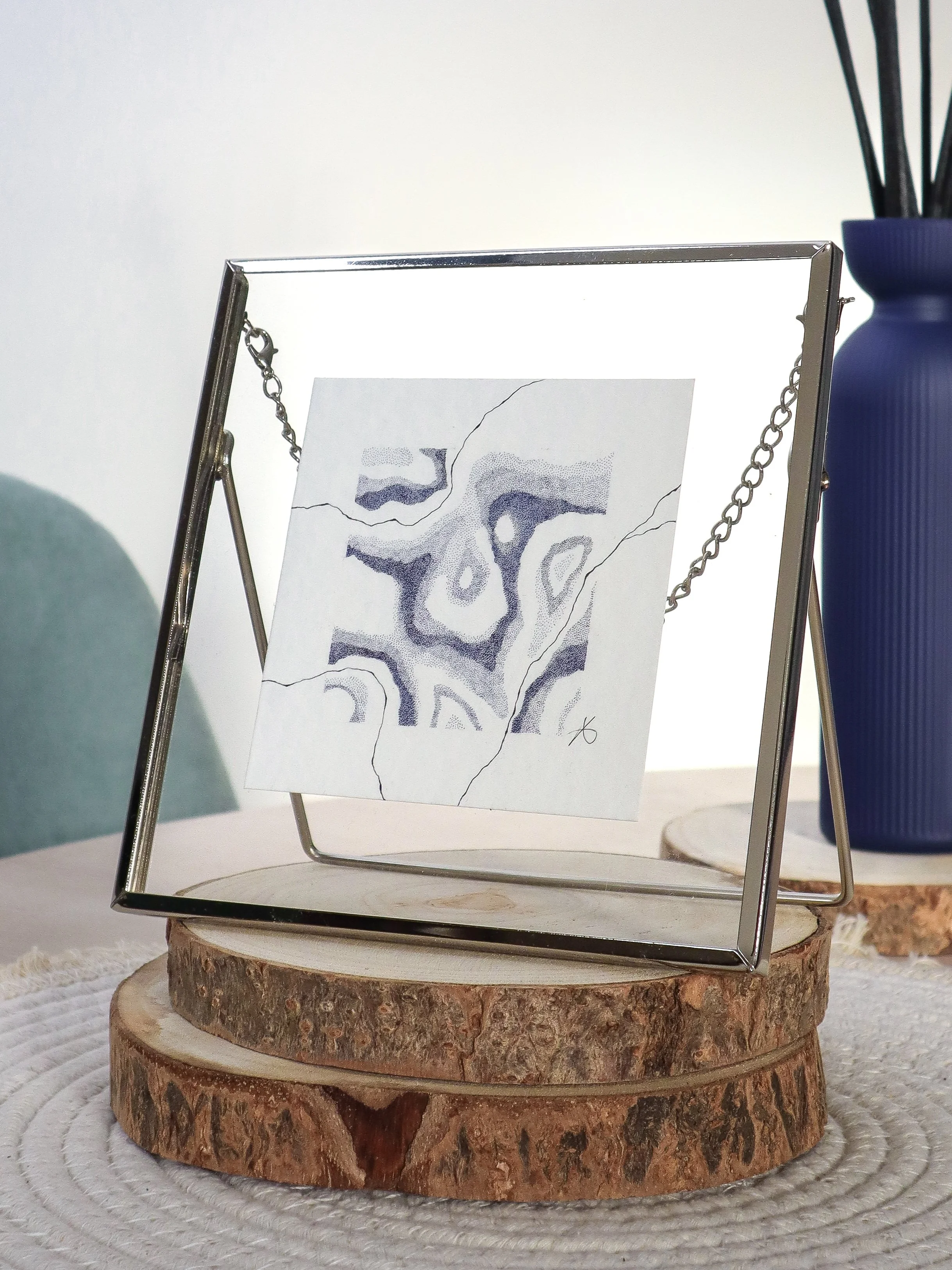 Oeuvre encadrée en pointillisme à l'encre bleue.jpg
