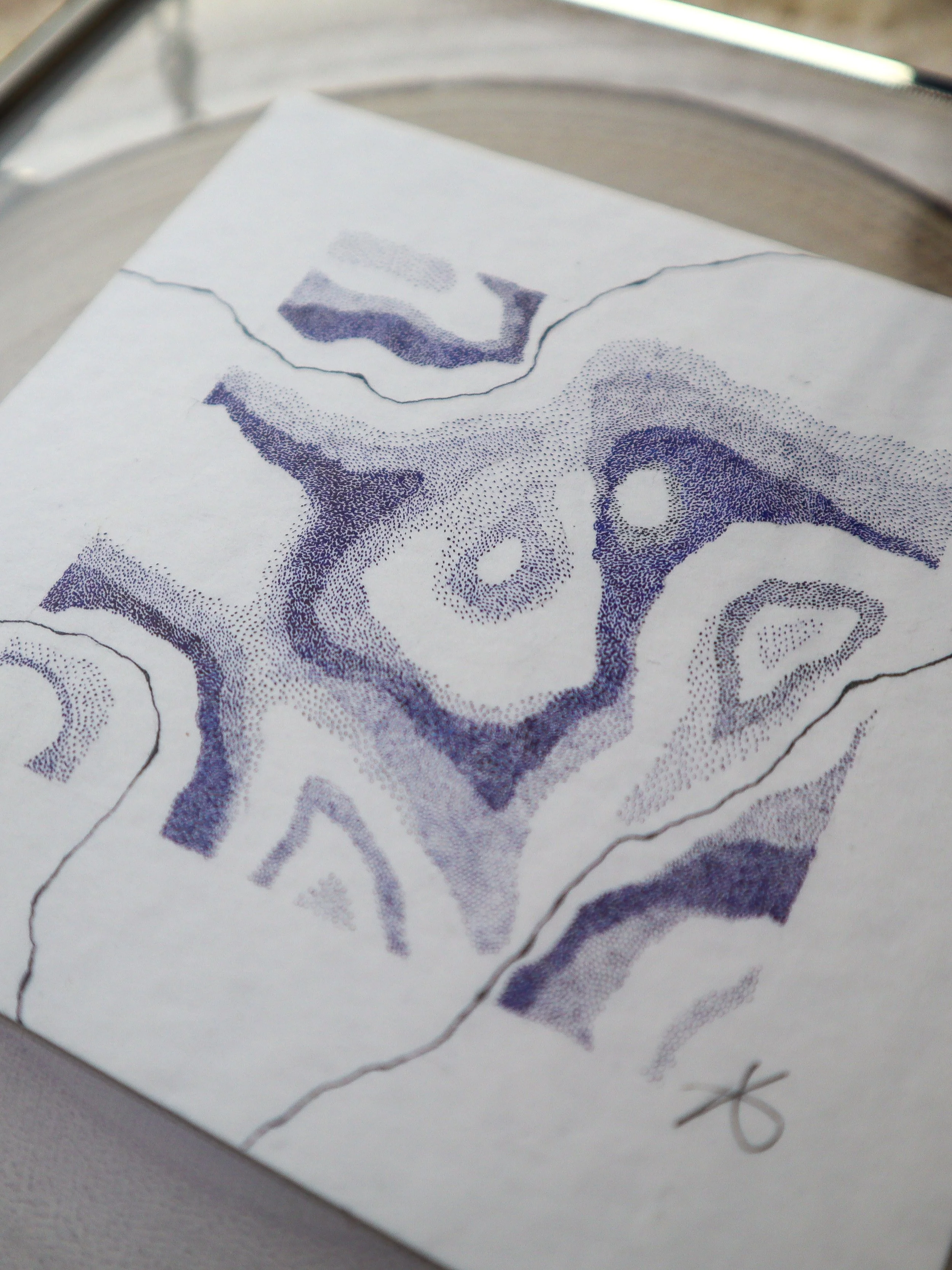 Focus oeuvre en pointillisme abstraite à l'encre bleue.jpg