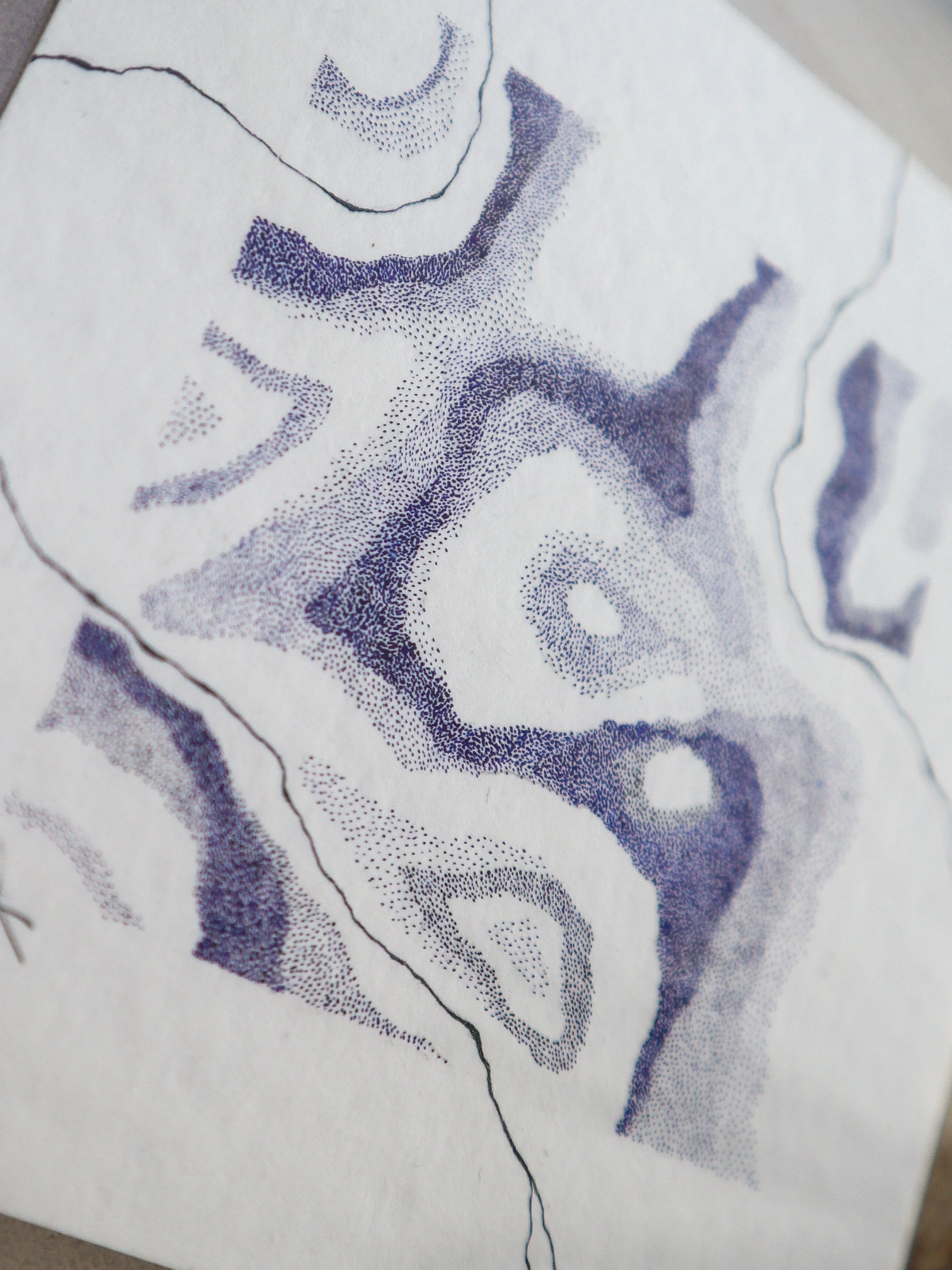 Focus oeuvre en pointillisme abstraite à l'encre bleue.jpg