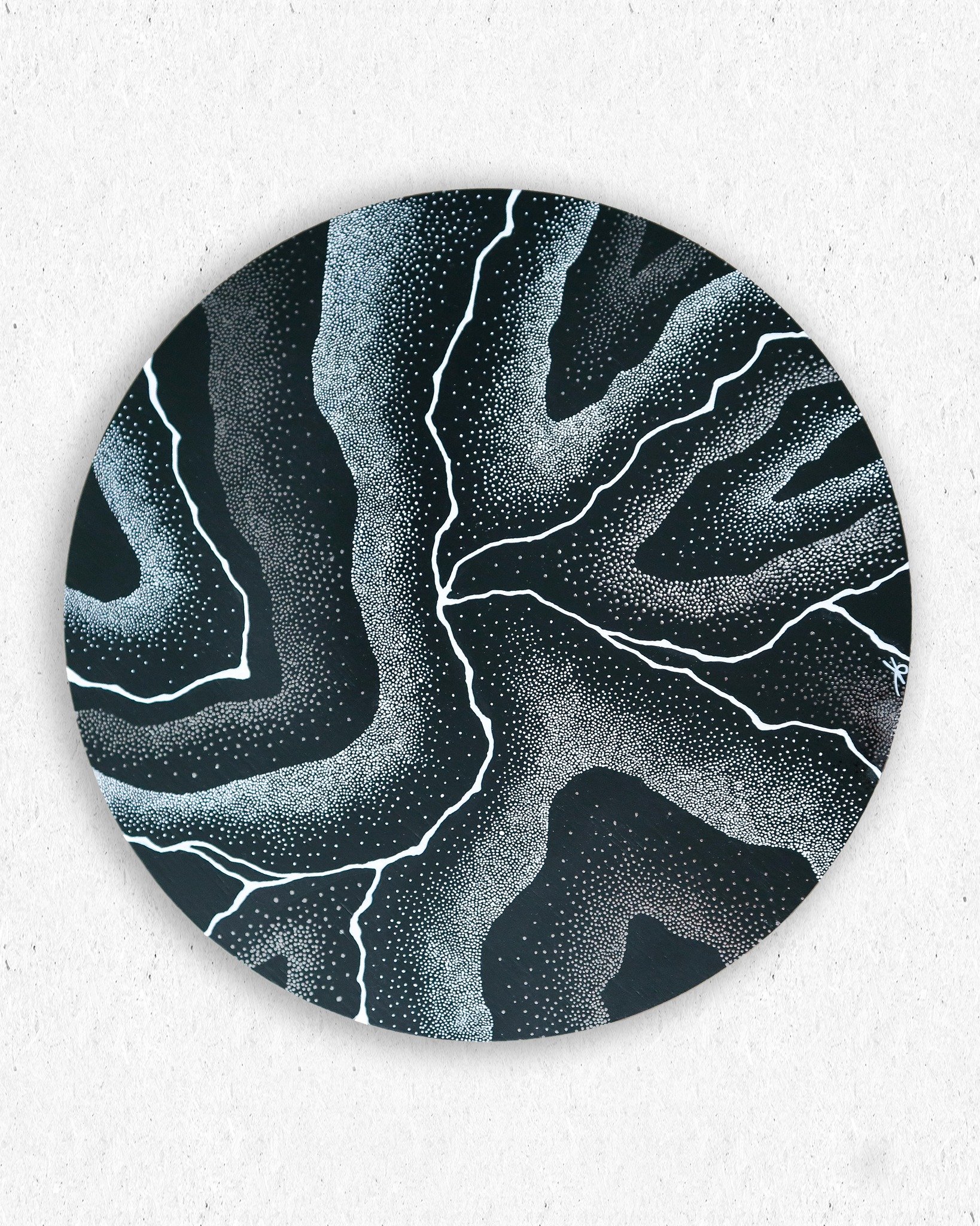 R&Eacute;PERCUSSIONS (1er volet du tryptique) - acrylique sur bois - 30cm ⌀ - 2025
&bull;
L&rsquo;amiti&eacute;, parfois, c&rsquo;est une illusion dans laquelle on s&rsquo;installe sans voir les fissures. Jusqu&rsquo;au jour o&ugrave; la lumi&egrave;