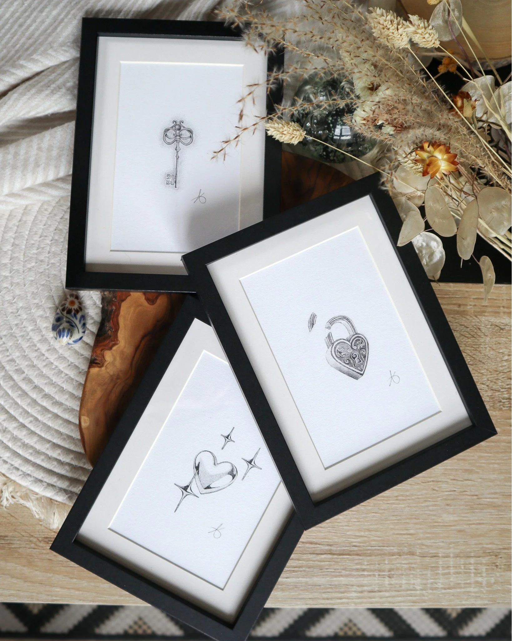 🔑 Clés et secrets
Un cadenas, une clé, un cœur chromé…
Trois dessins qui explorent l’intime, le mystère et la part d’invisible que chacun porte en soi.
Derrière chaque symbole, une é
