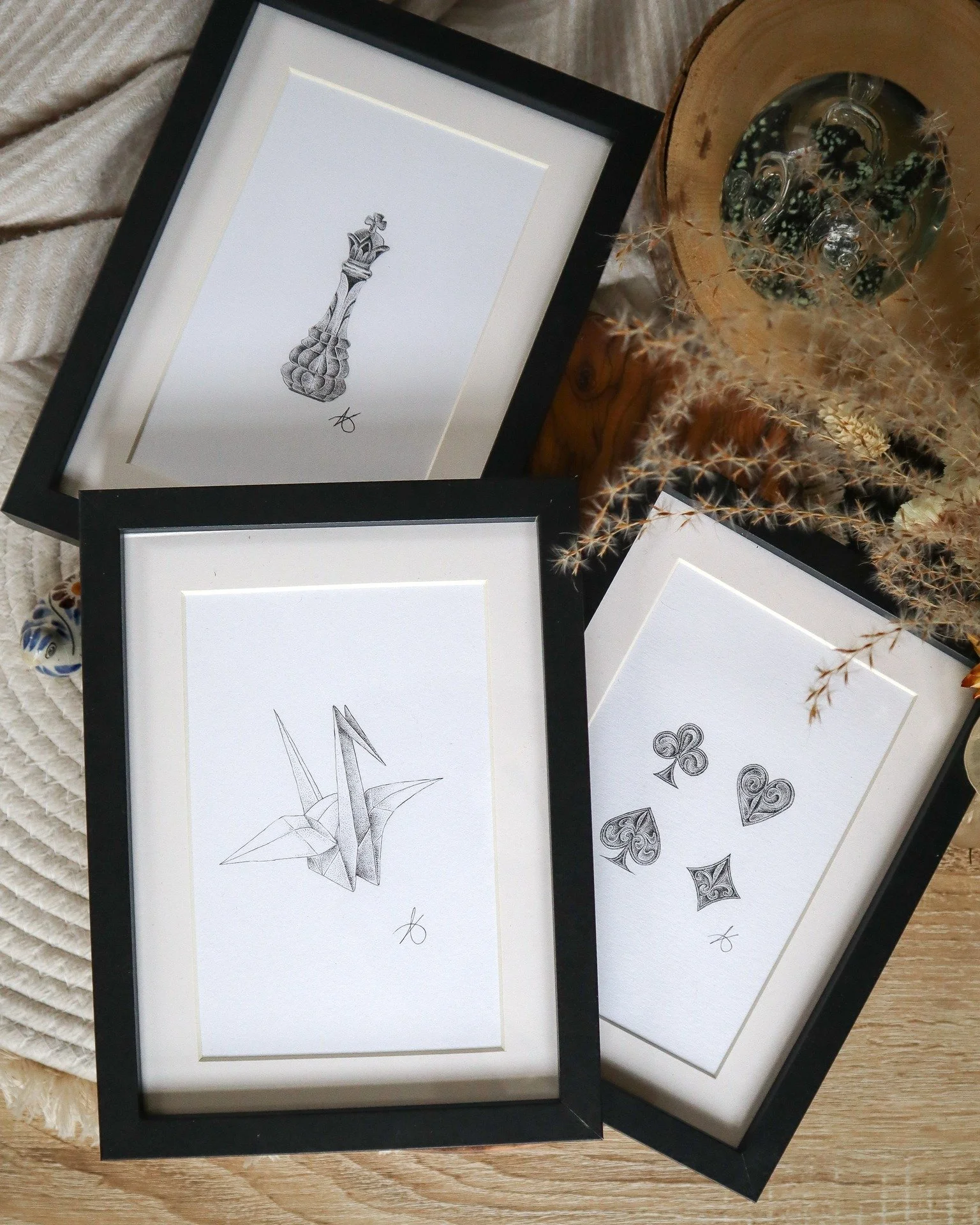 ♟️ Jeux et illusions 
Origami, échecs, cartes : trois dessins qui transforment le jeu en univers graphique.
Entre stratégie et imaginaire, ces œuvres questionnent la frontière entre le réel et le symbolique, entre