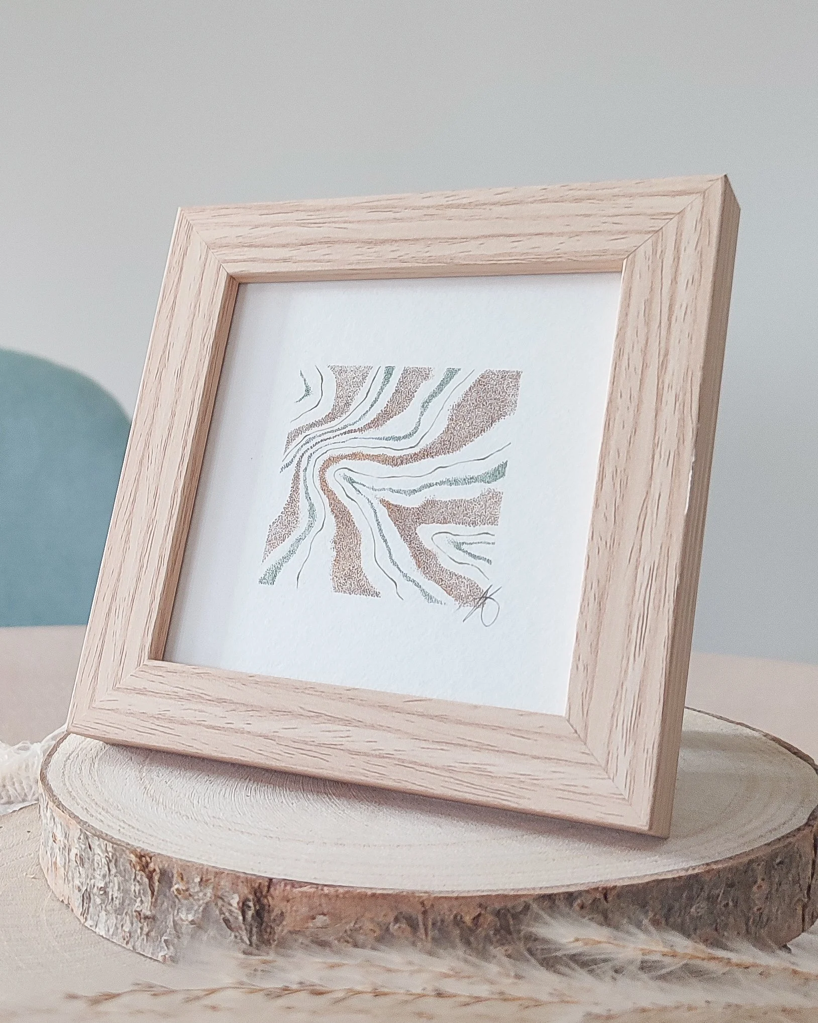 ✨ Il y a deux ans, je me déclarais en tant qu’artiste peintre.
À l’époque, ce n’était pas un projet “idéal”, mais une nécessité. Je traversais une période difficil