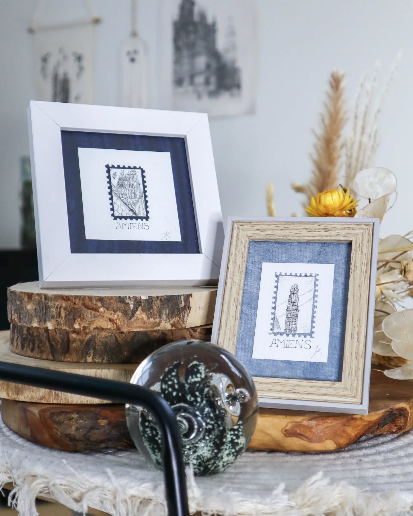 ✨ Souvenirs d'Amiens &agrave; offrir 

Aujourd&rsquo;hui je vous pr&eacute;sente deux pi&egrave;ces que je me devais d'inclure absolument dans ma s&eacute;rie de timbres monuments :
&bull; La Cath&eacute;drale Notre-Dame d&rsquo;Amiens
&bull; La Tour