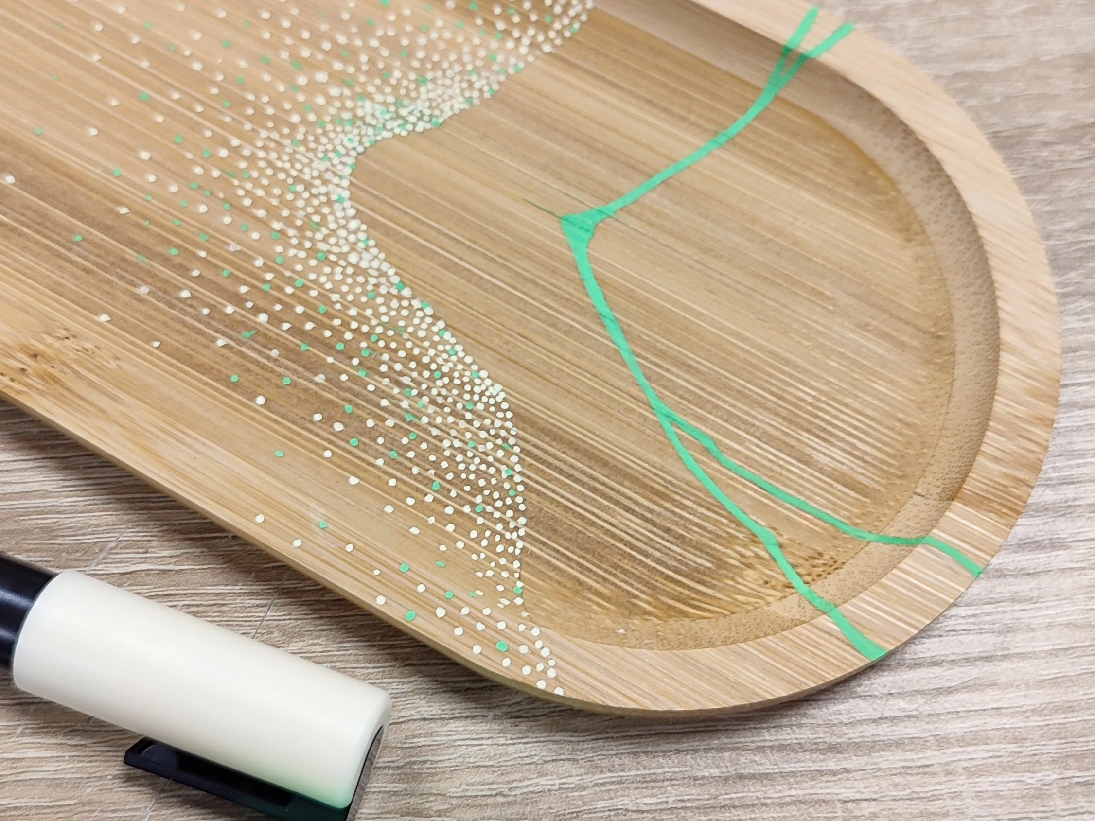 Atelier créatif à Amiens – pointillisme à l’acrylique sur plateau en bois (MARS 2026)