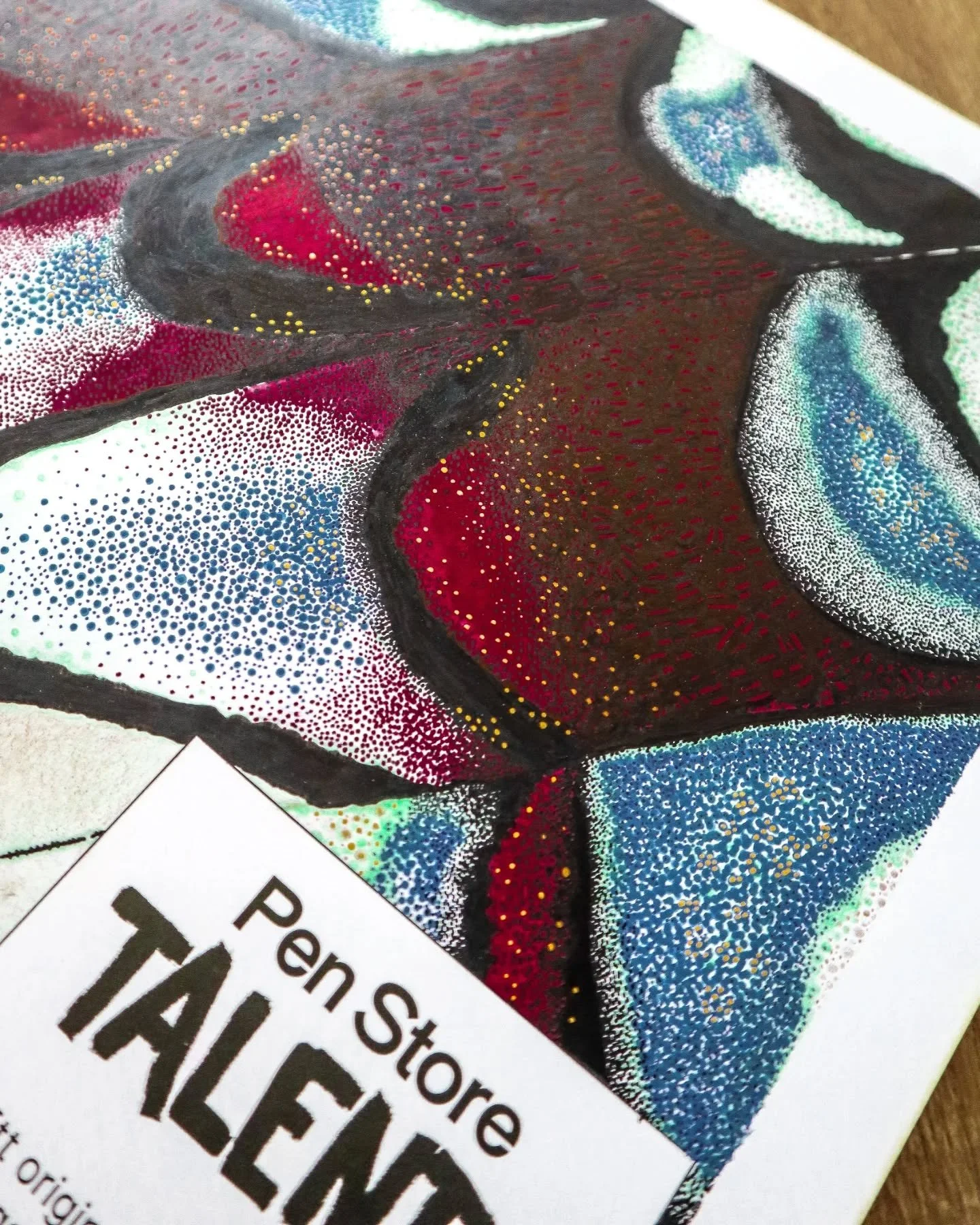 Pen Store Talents 2026 🦋

8 stylos et feutres aux rendus et couleurs impos&eacute;s, un format 30&times;50 cm et une deadline serr&eacute;e.
C&rsquo;&eacute;tait le seul brief de @penstore

&Eacute;videmment que j&rsquo;ai voulu participer.
C&rsquo;