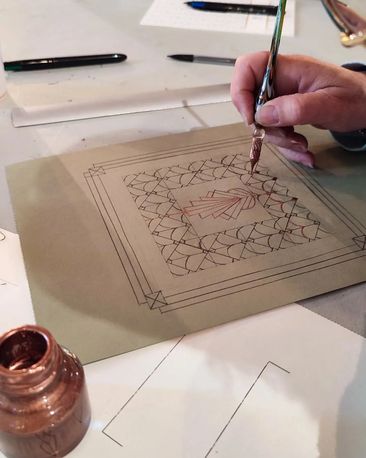 "&Ccedil;a m&rsquo;a pas l&rsquo;air tr&egrave;s adapt&eacute; aux enfants&hellip;"
C&rsquo;est ce qu&rsquo;un papa m&rsquo;a dit samedi en recevant mes instructions pour l&rsquo;atelier &laquo; Croquis Art D&eacute;co &raquo; &agrave; l&rs