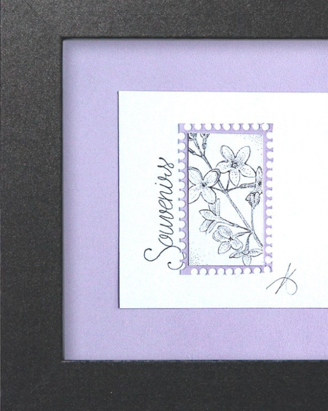 Timbre floral Lilas Souvenirs en pointillisme au feutre noir – œuvre originale 10×10 cm