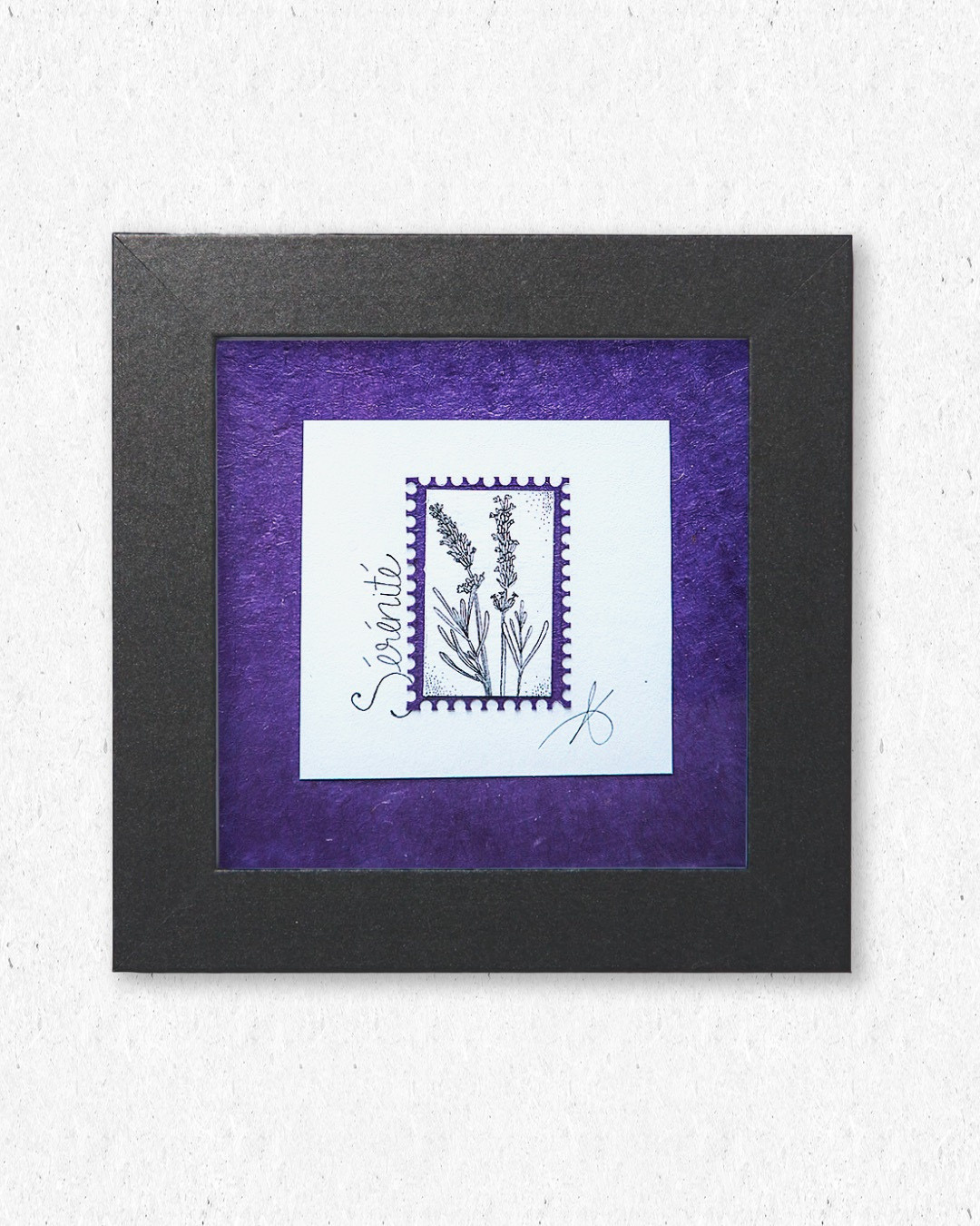 Timbre floral Lavande sérénité en pointillisme au feutre noir – œuvre originale 10×10 cm