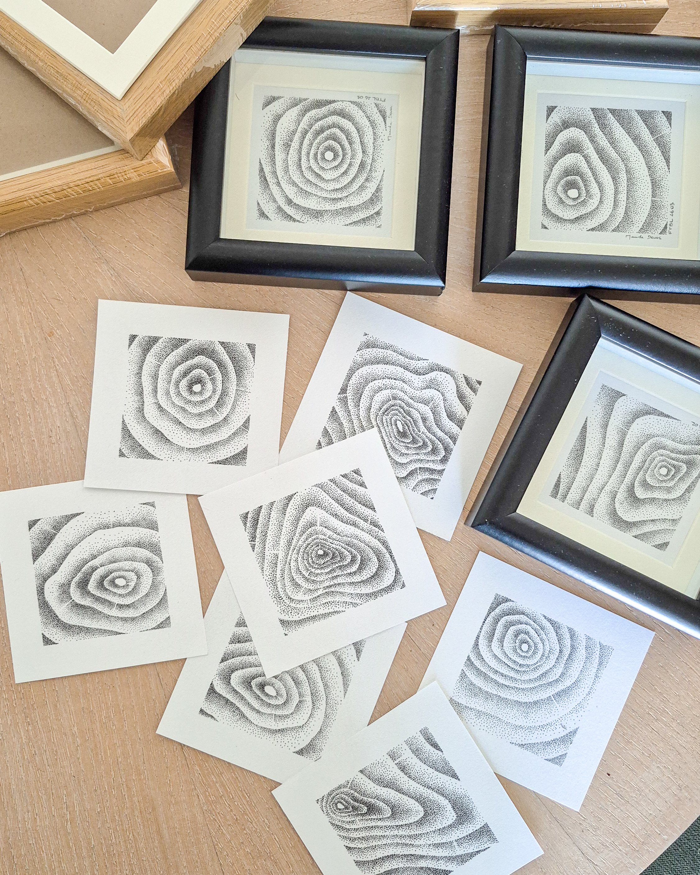Collection de 10 œuvres encadrées en pointillisme noir – série solidaire Hugiwa