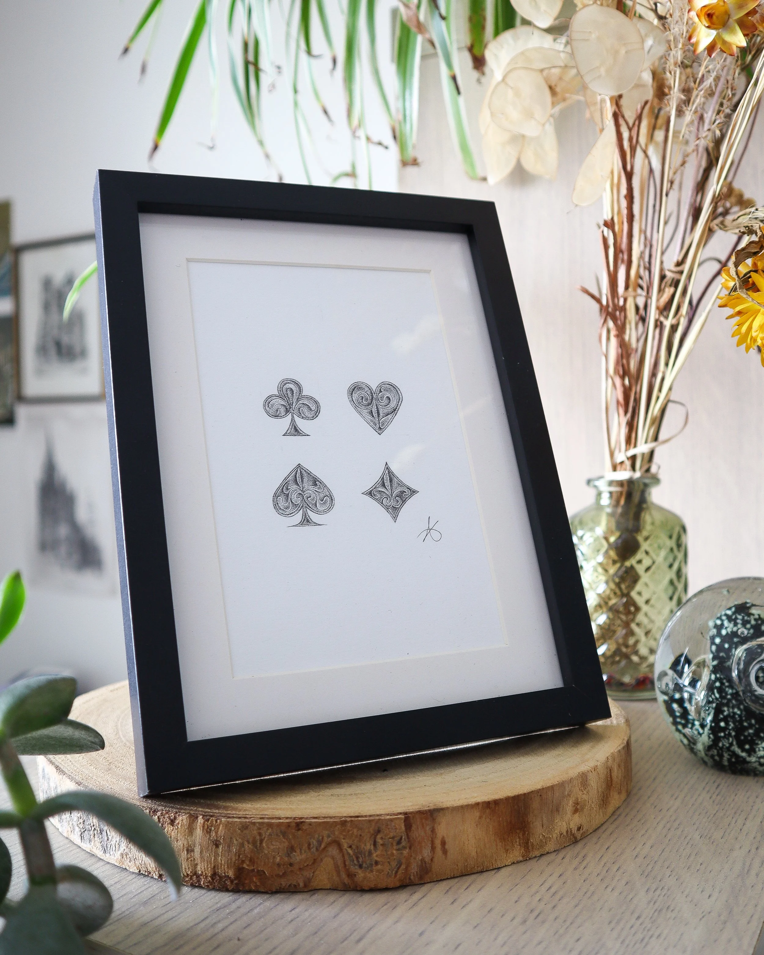 Dessin original en pointillisme représentant les symboles d'un jeu de carte : coeur, trèfle, carreau, pique