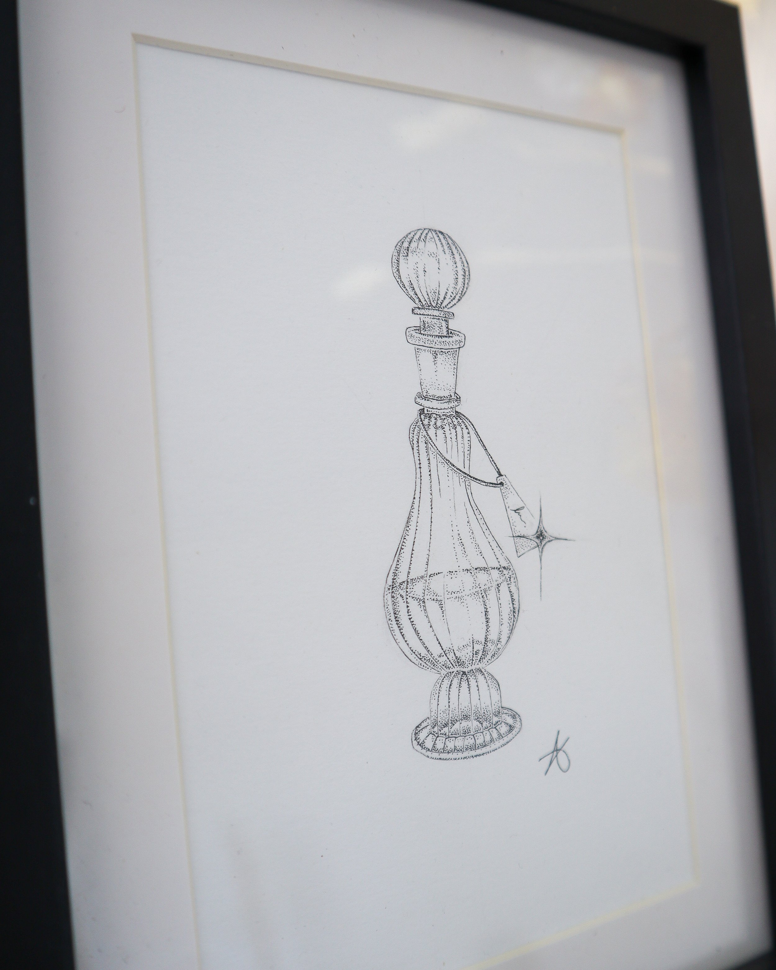 Dessin original en pointillisme représentant une fiole de parfum vintage