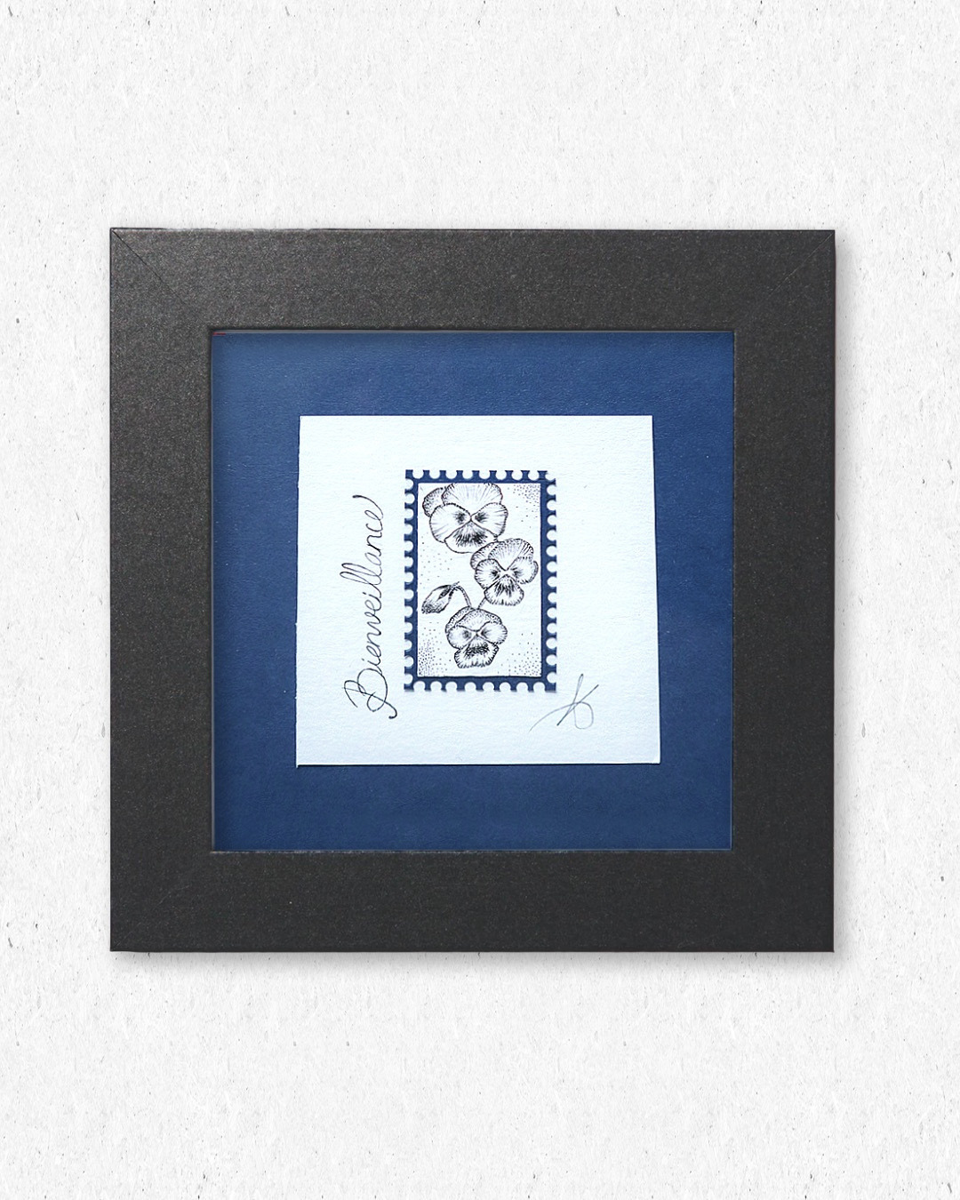 Timbre floral Pensée bienveillance en pointillisme au feutre noir – œuvre originale 10×10 cm
