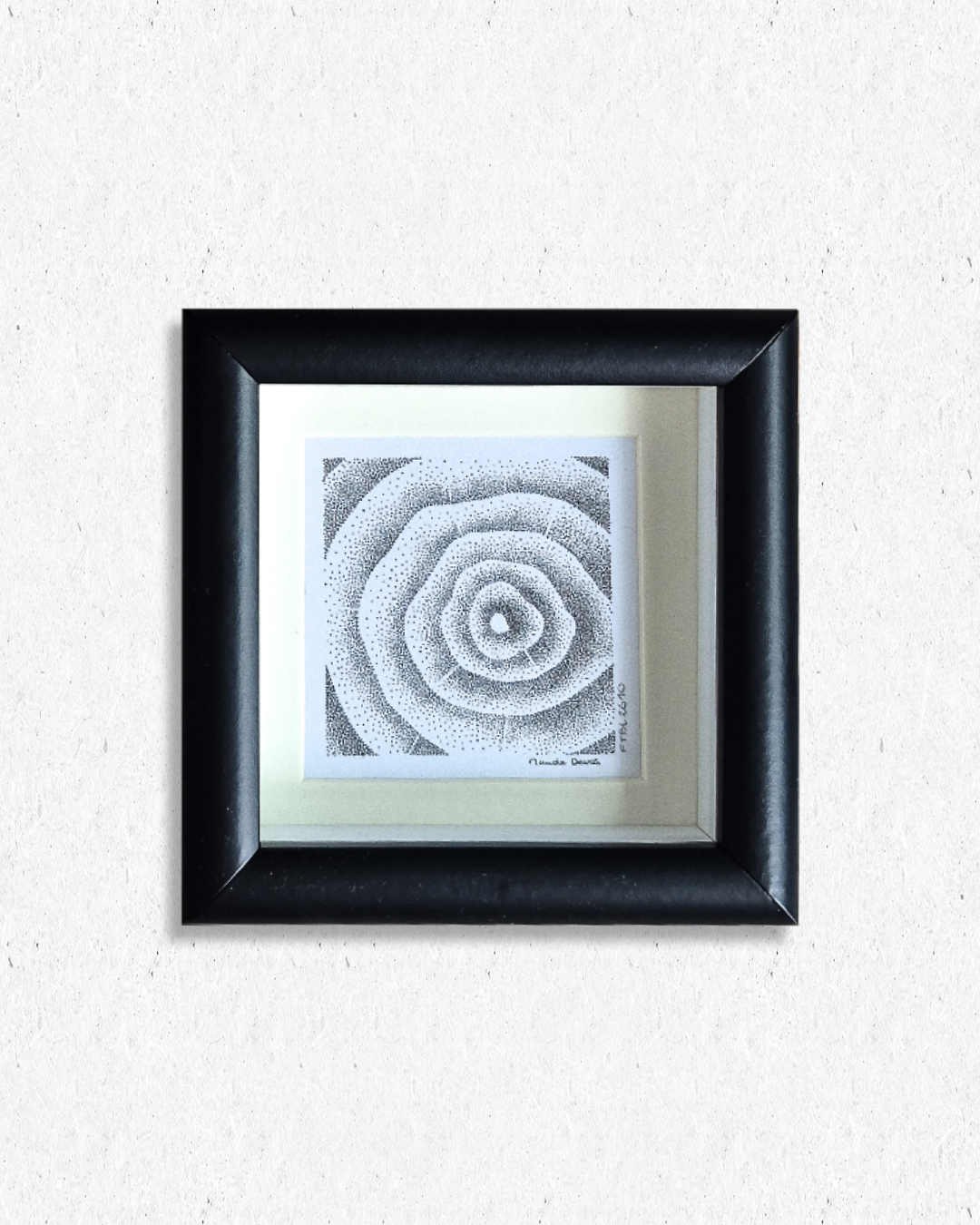 Pointillisme au feutre noir, coupe de tronc abstraite 10x10 cm