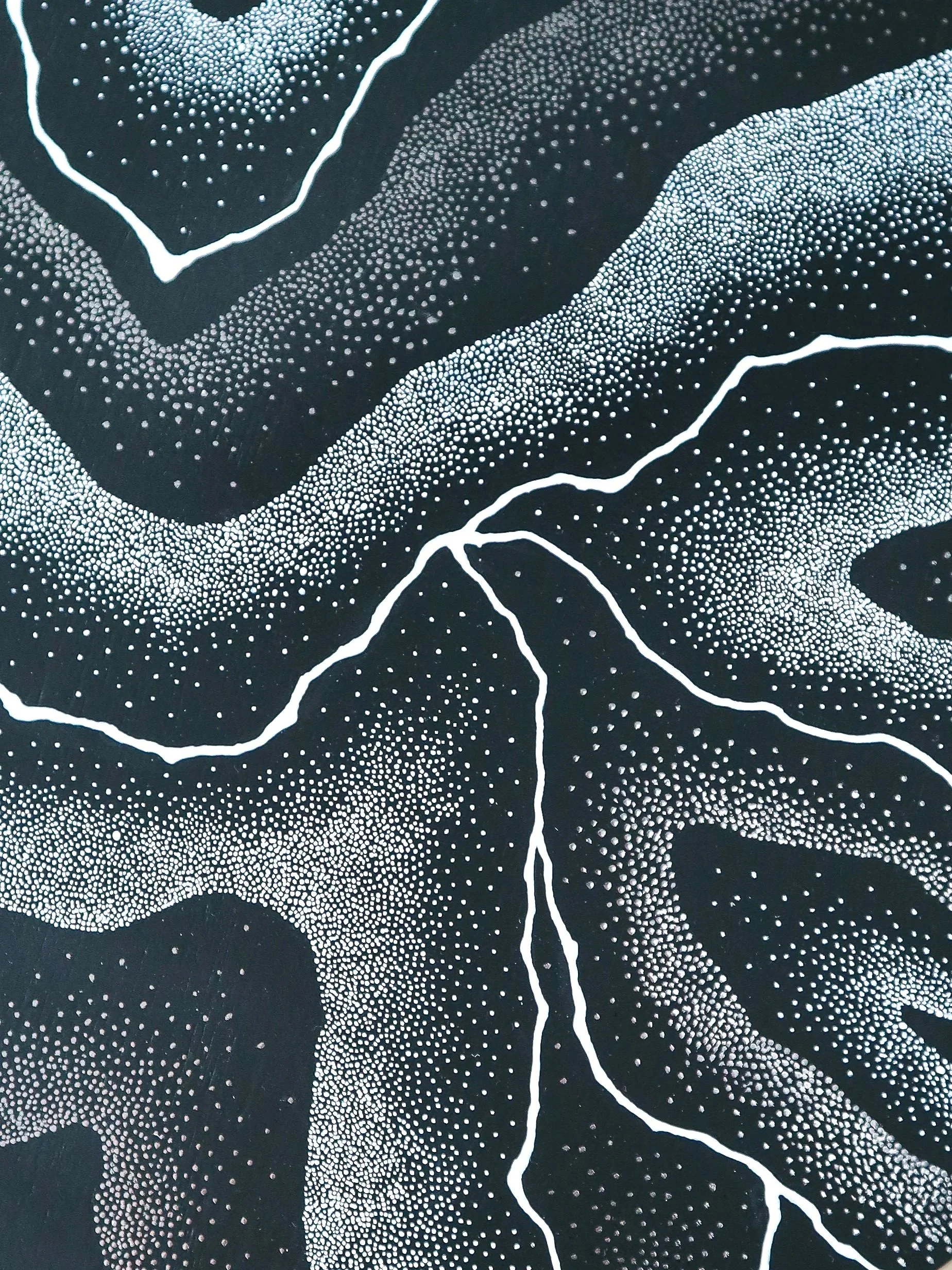 Répercussions, pointillisme blanc sur bois
