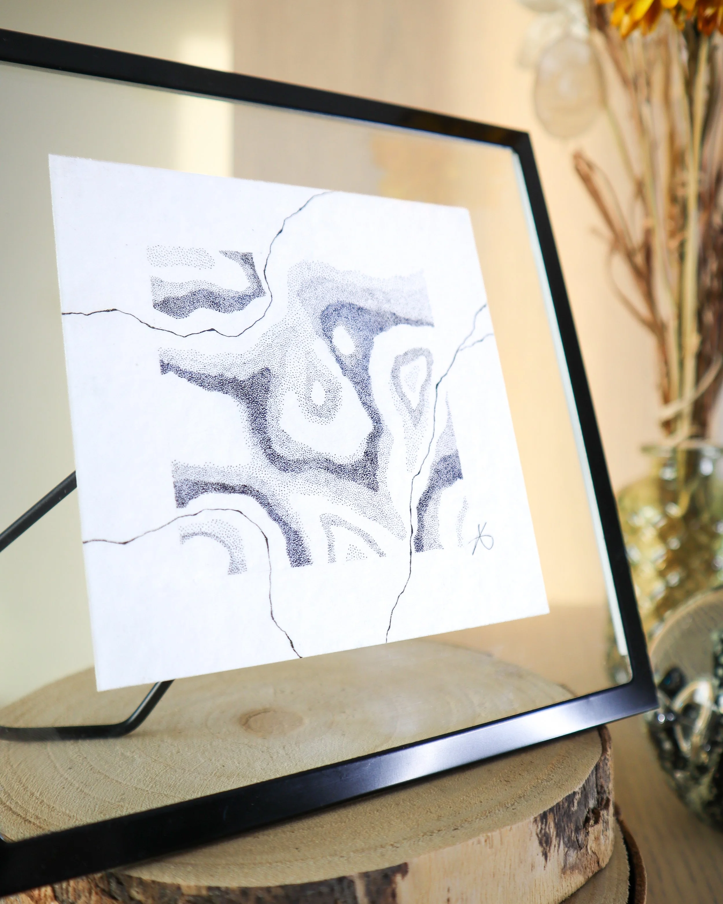 Détail du pointillisme à la plume avec encre bleue pailletée sur papier texturé