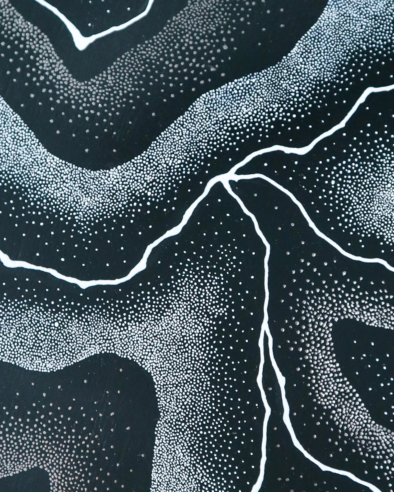 Œuvre "Répercussions" en pointillisme acrylique noir, blanc et argenté, format rond 30cm, sur contreplaqué