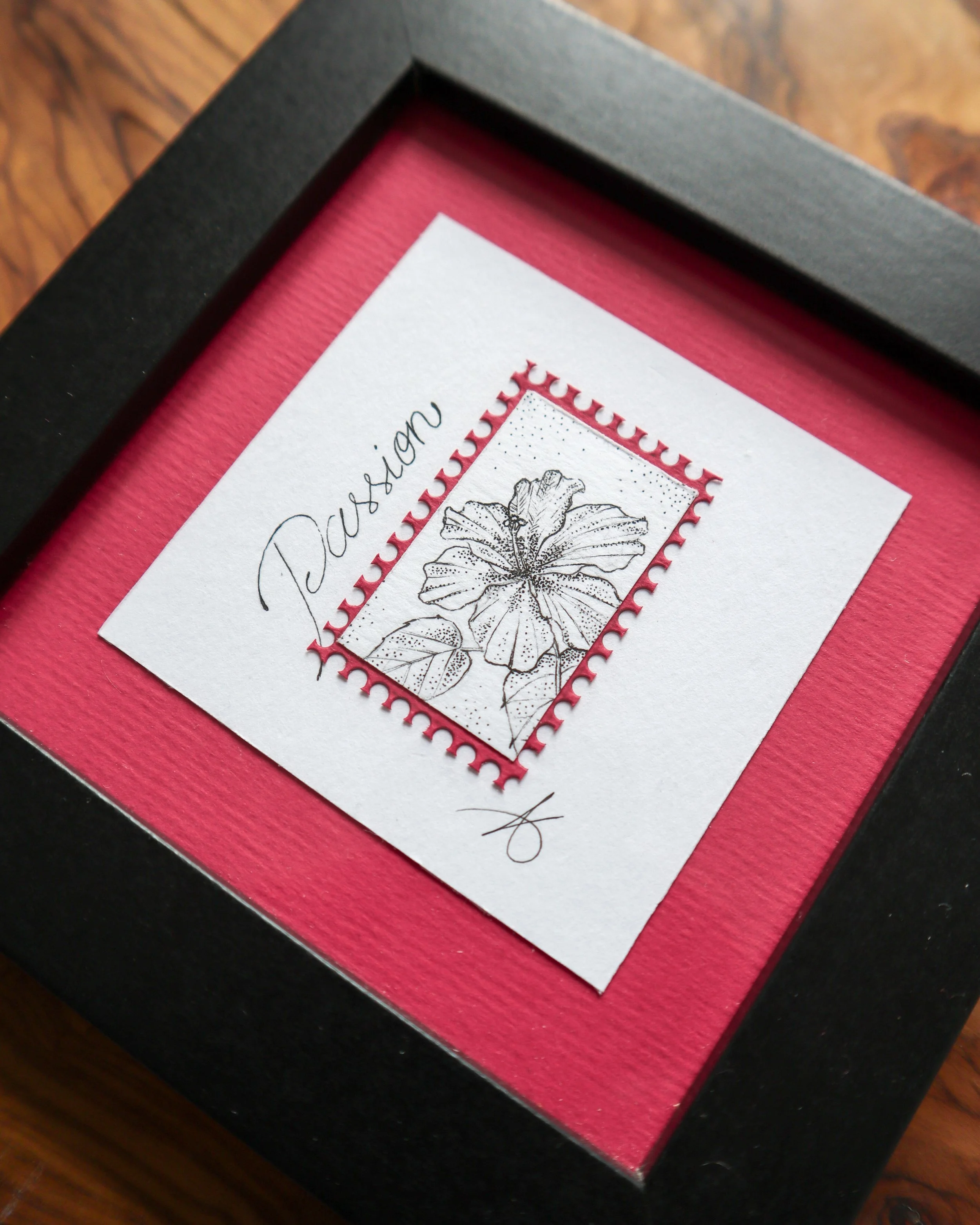 Timbre floral Hibiscus Passion en pointillisme au feutre noir – œuvre originale 10×10 cm