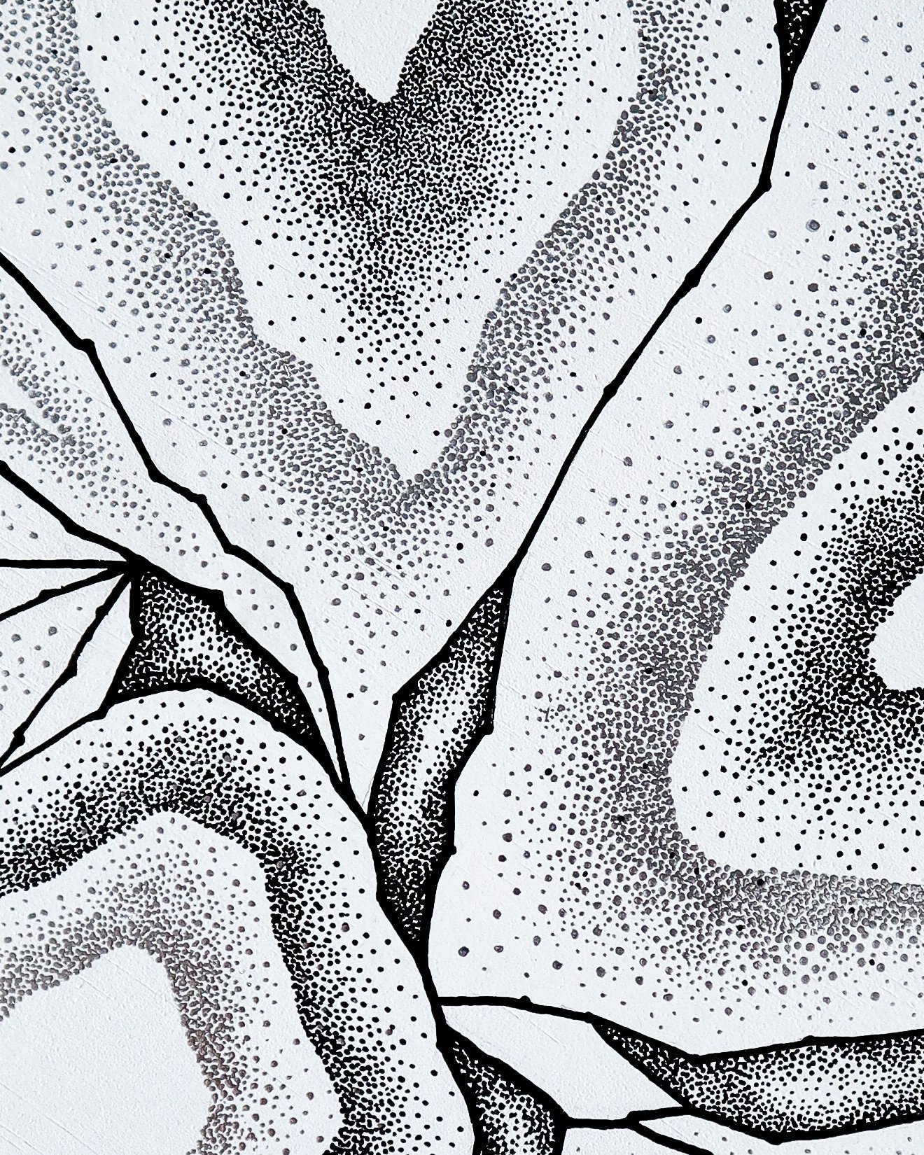 Œuvre "Réalisation" en pointillisme acrylique noir, blanc et argenté, format rond 30cm, sur contreplaqué