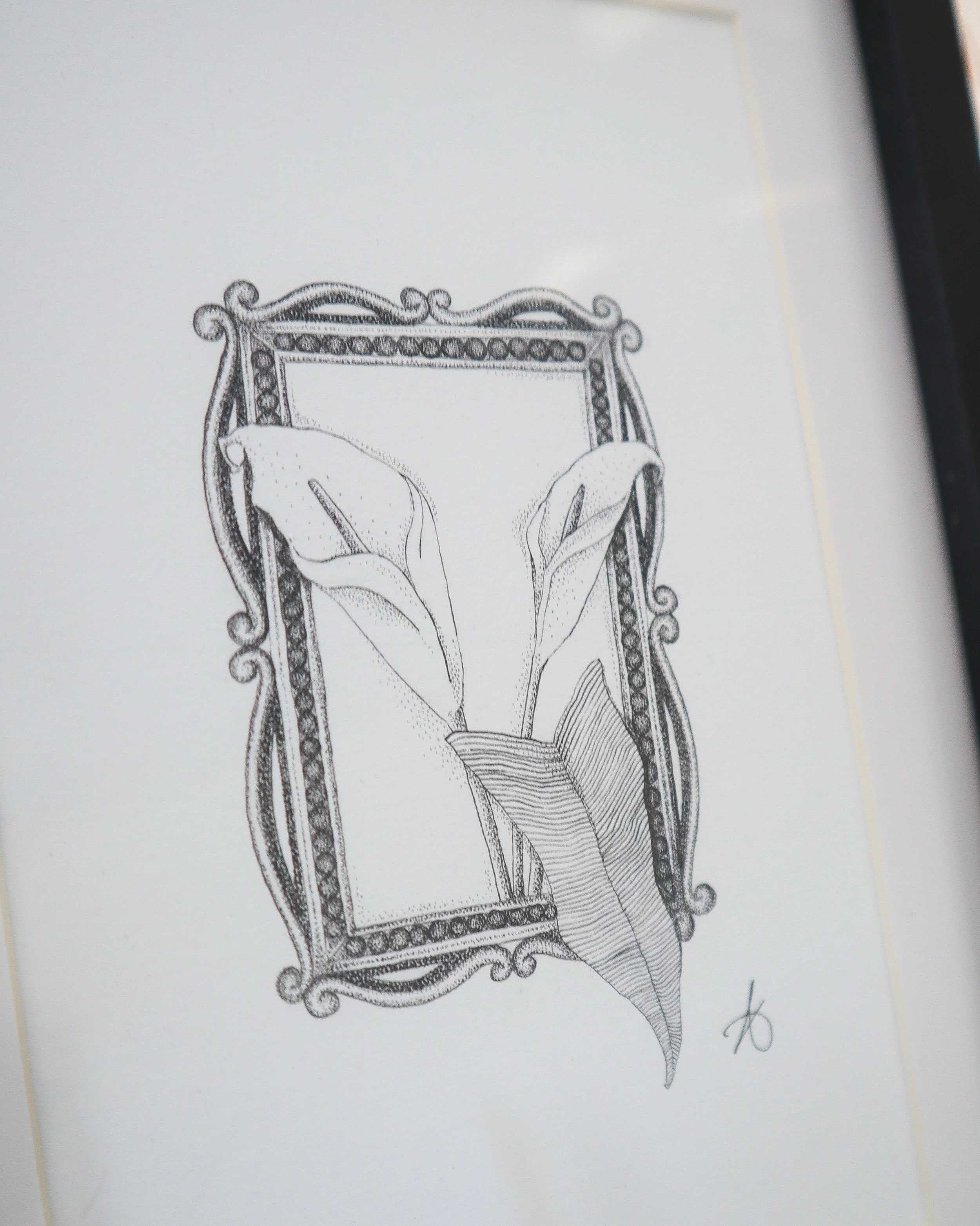 Dessin original en pointillisme représentant deux arums dans un cadre orné