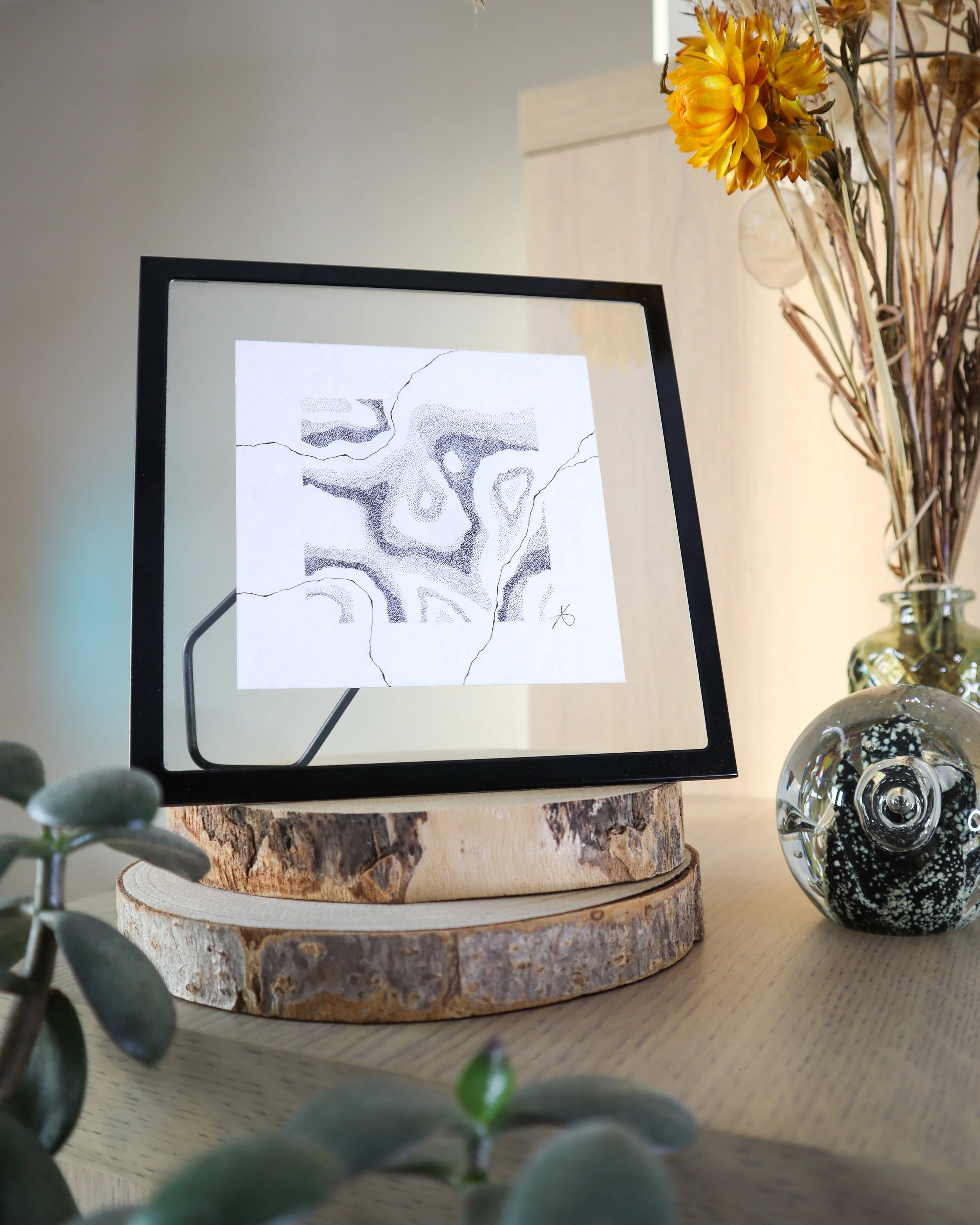 Dessin abstrait en pointillisme à l’encre bleue, œuvre encadrée prête à exposer